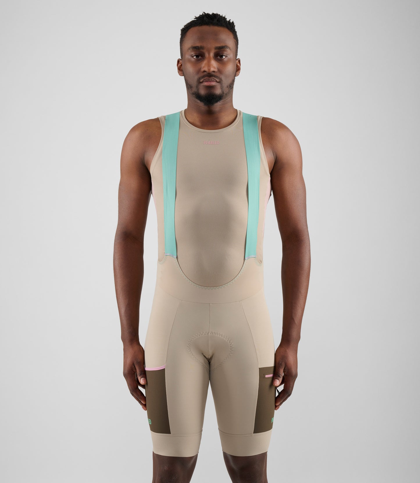 24SBBOD04PE_3_men cycling cargo bibshort beige odyssey total body front pedaled