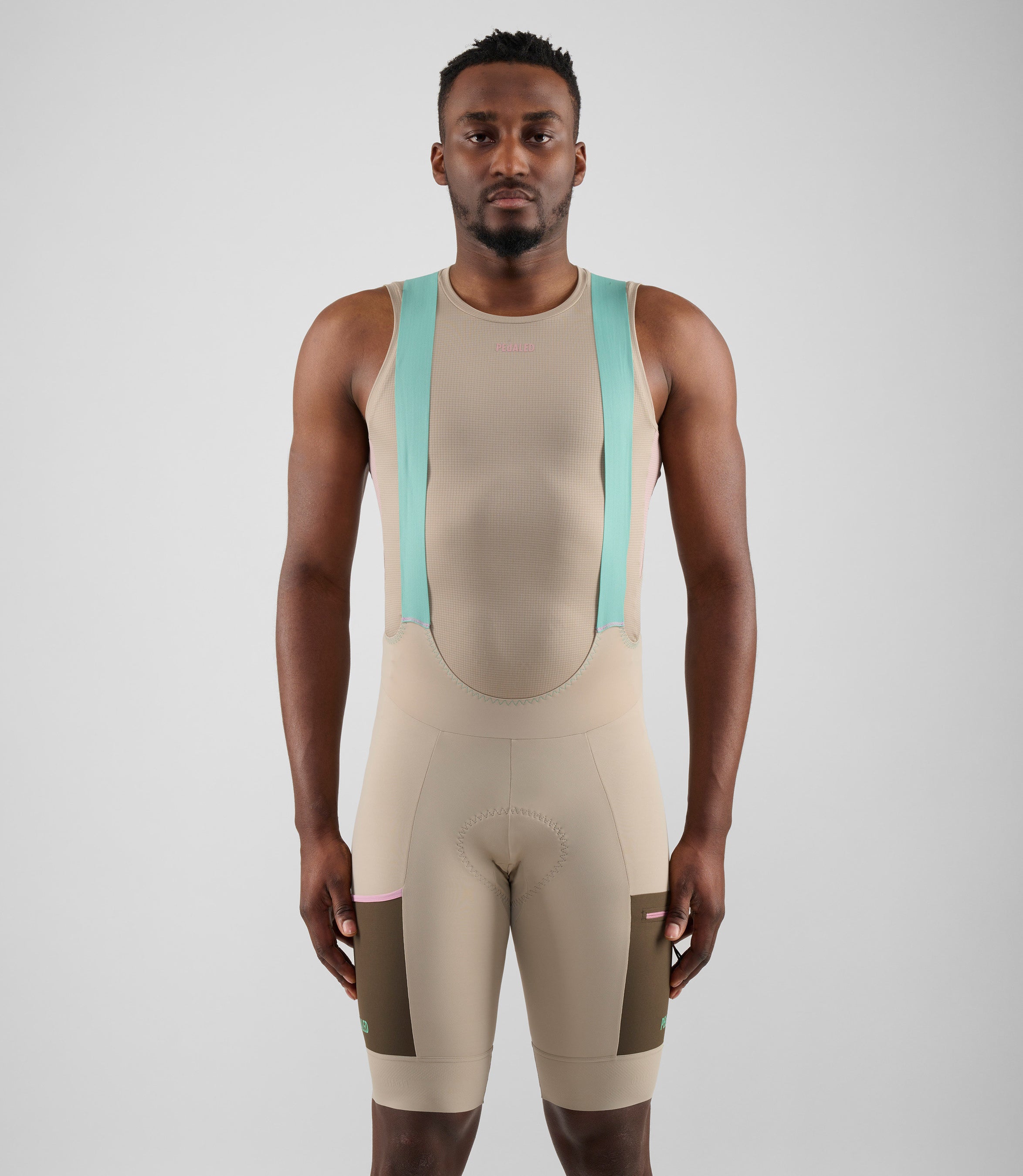 24SBBOD04PE_3_men cycling cargo bibshort beige odyssey total body front pedaled