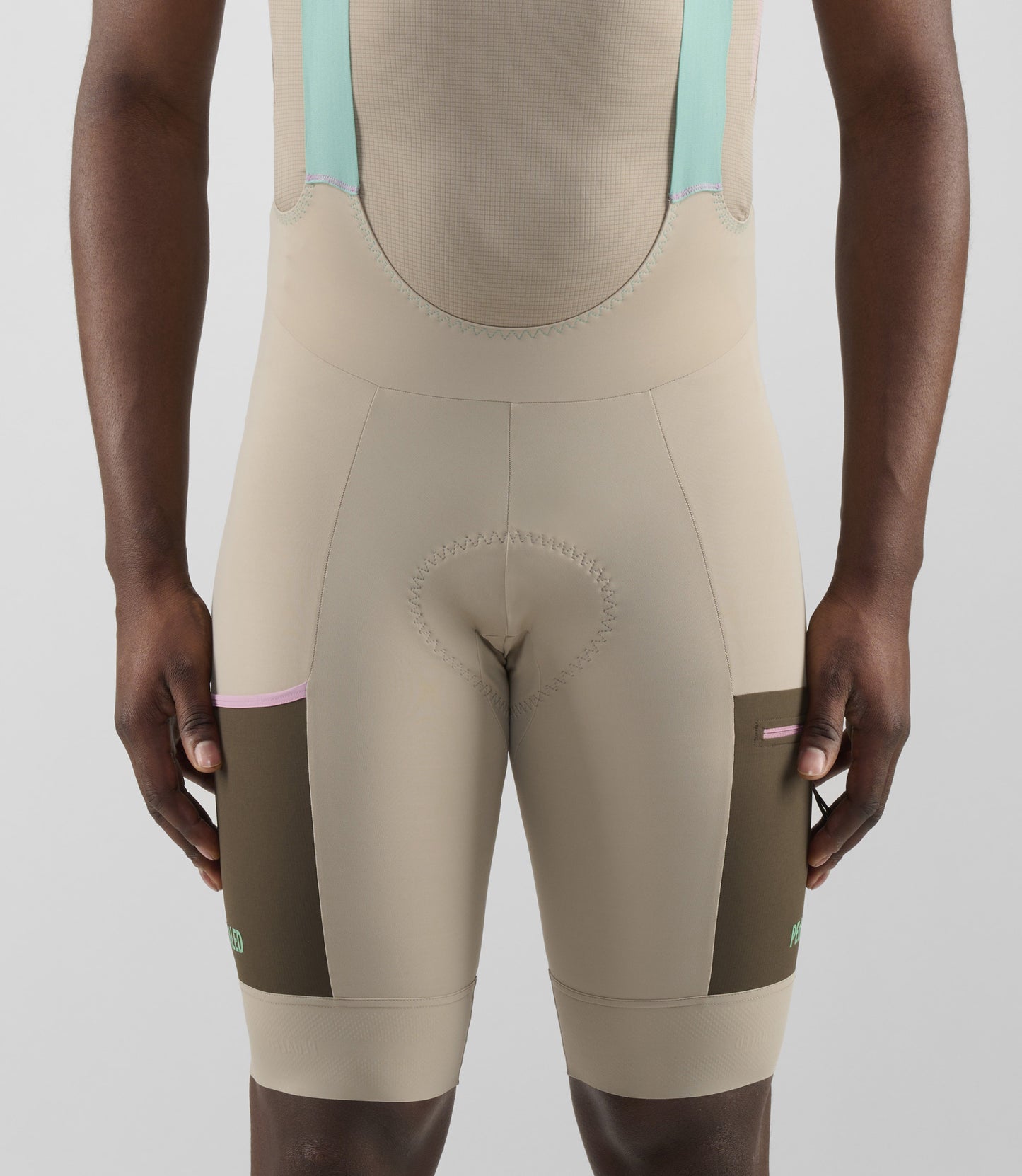 24SBBOD04PE_5_cycling cargo bibshort beige men odyssey front pedaled