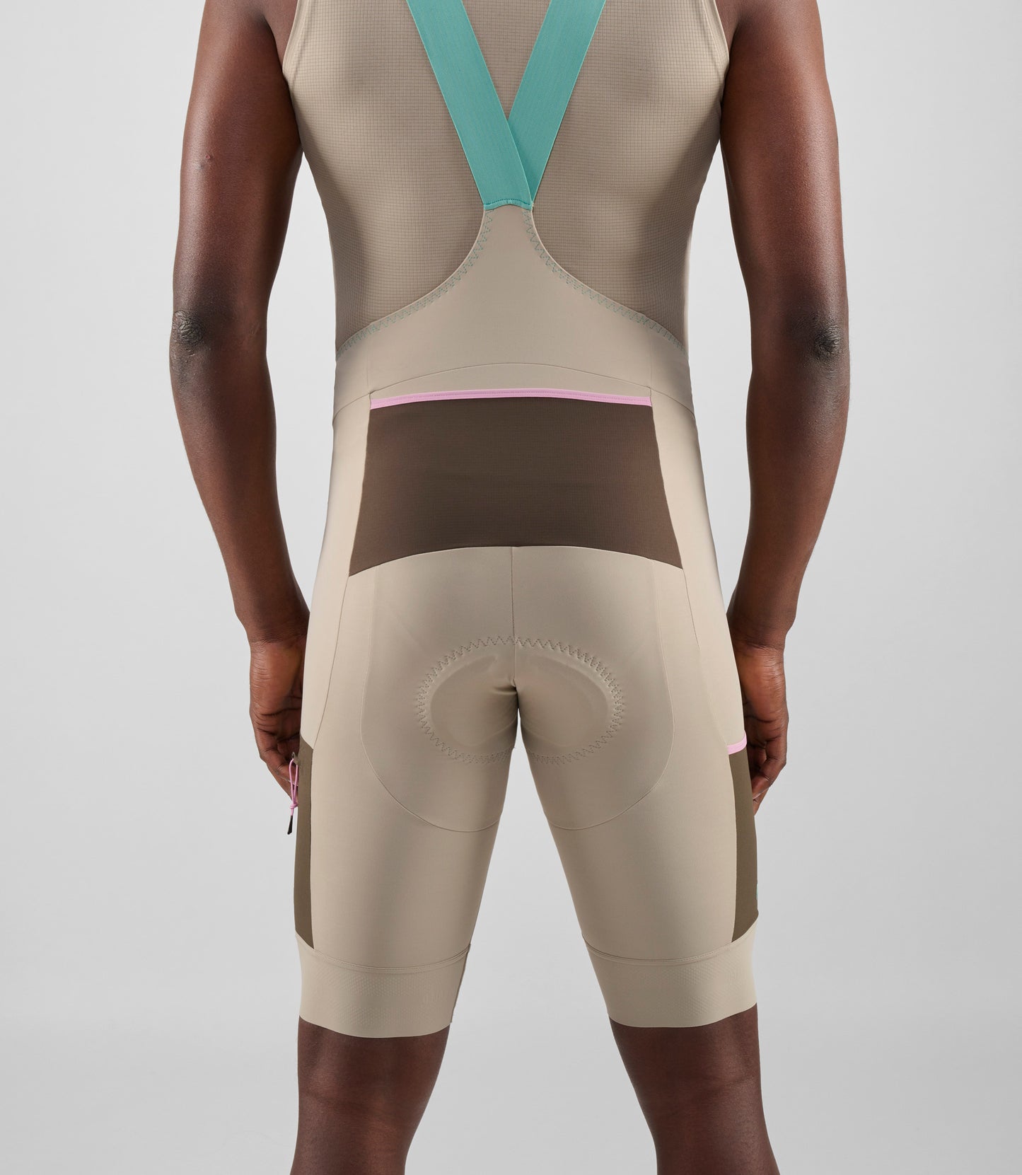 24SBBOD04PE_6_cycling cargo bibshort beige men odyssey back pocket pedaled