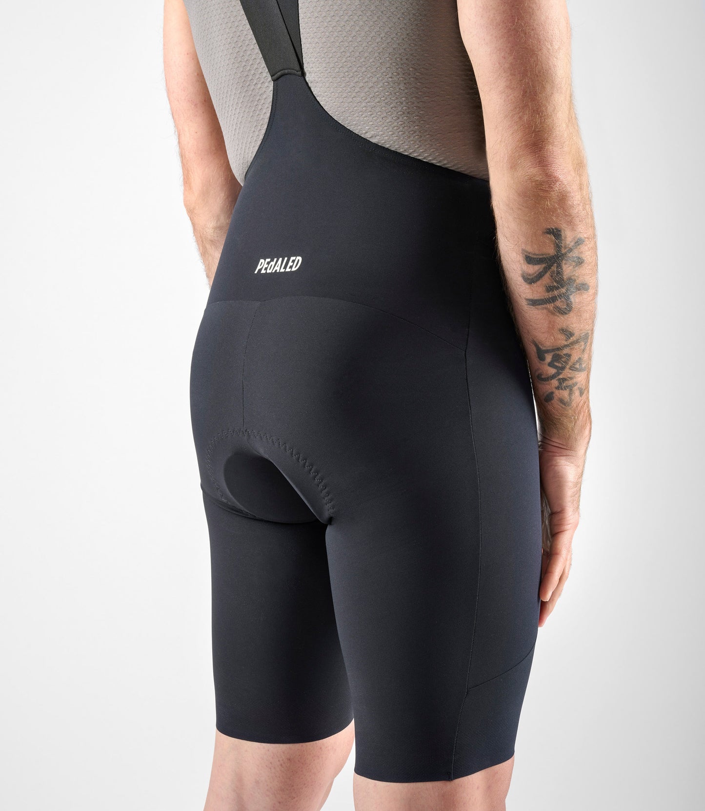 24SLBEL00PE_8_men cycling lightweight bibshorts element black back pedaled