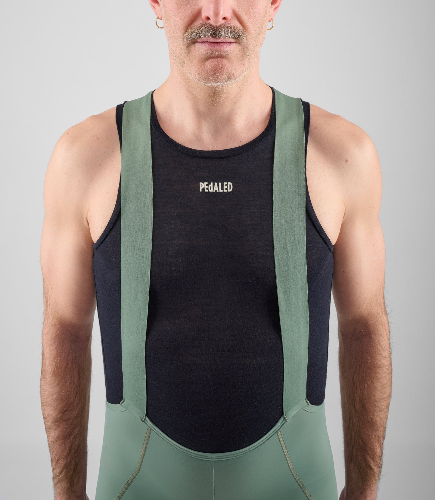24SMBEL00PE_5_men cycling baselayer merino element black front pedaled