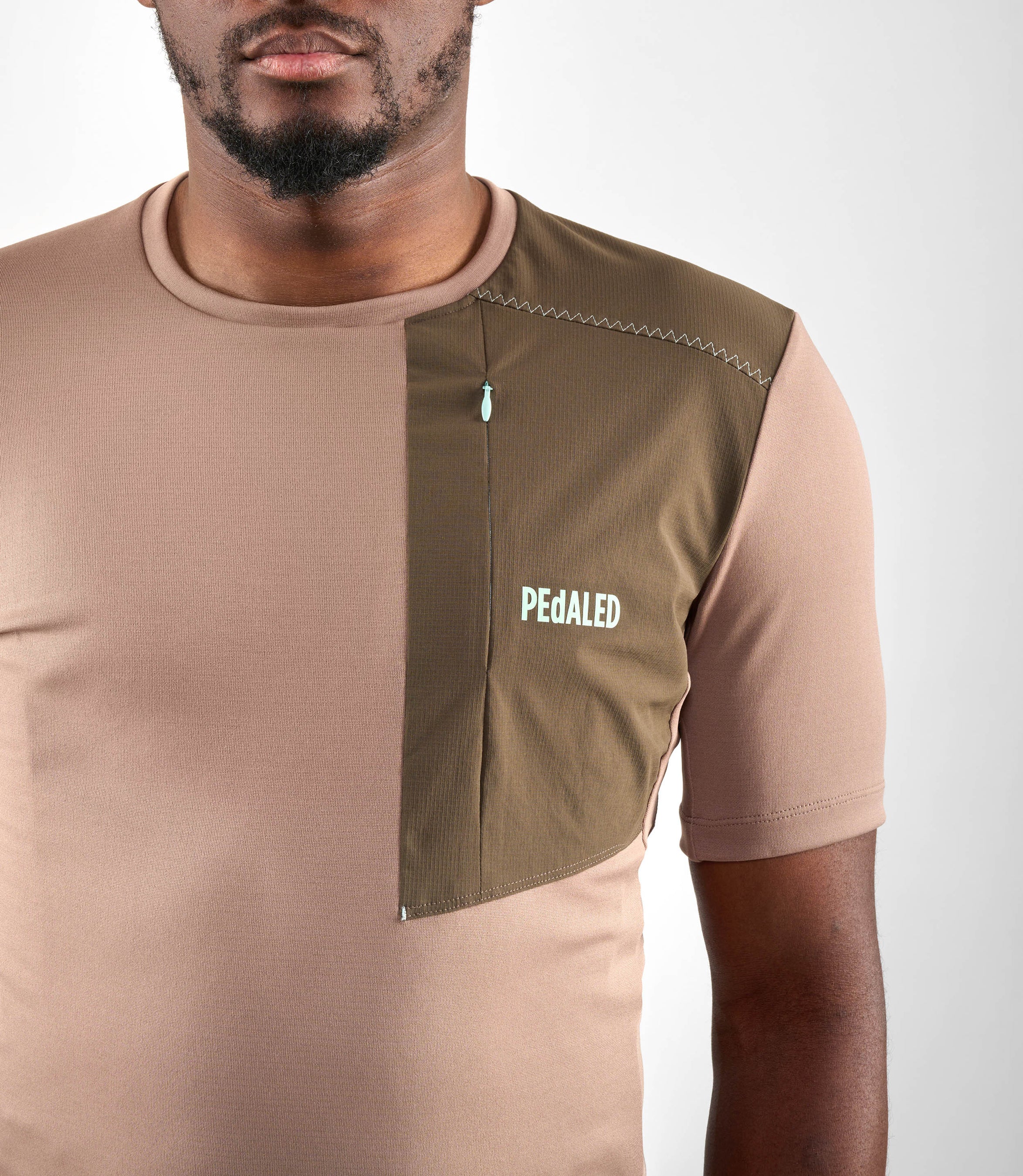 24SMTOD14PE_5_cycling cargo tee men brown odyssey front pocket pedaled