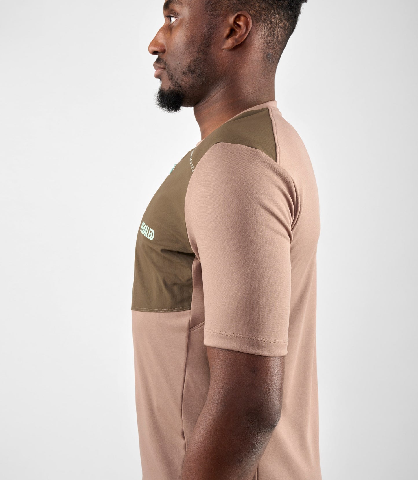 24SMTOD14PE_6_cycling cargo tee men brown odyssey side pedaled