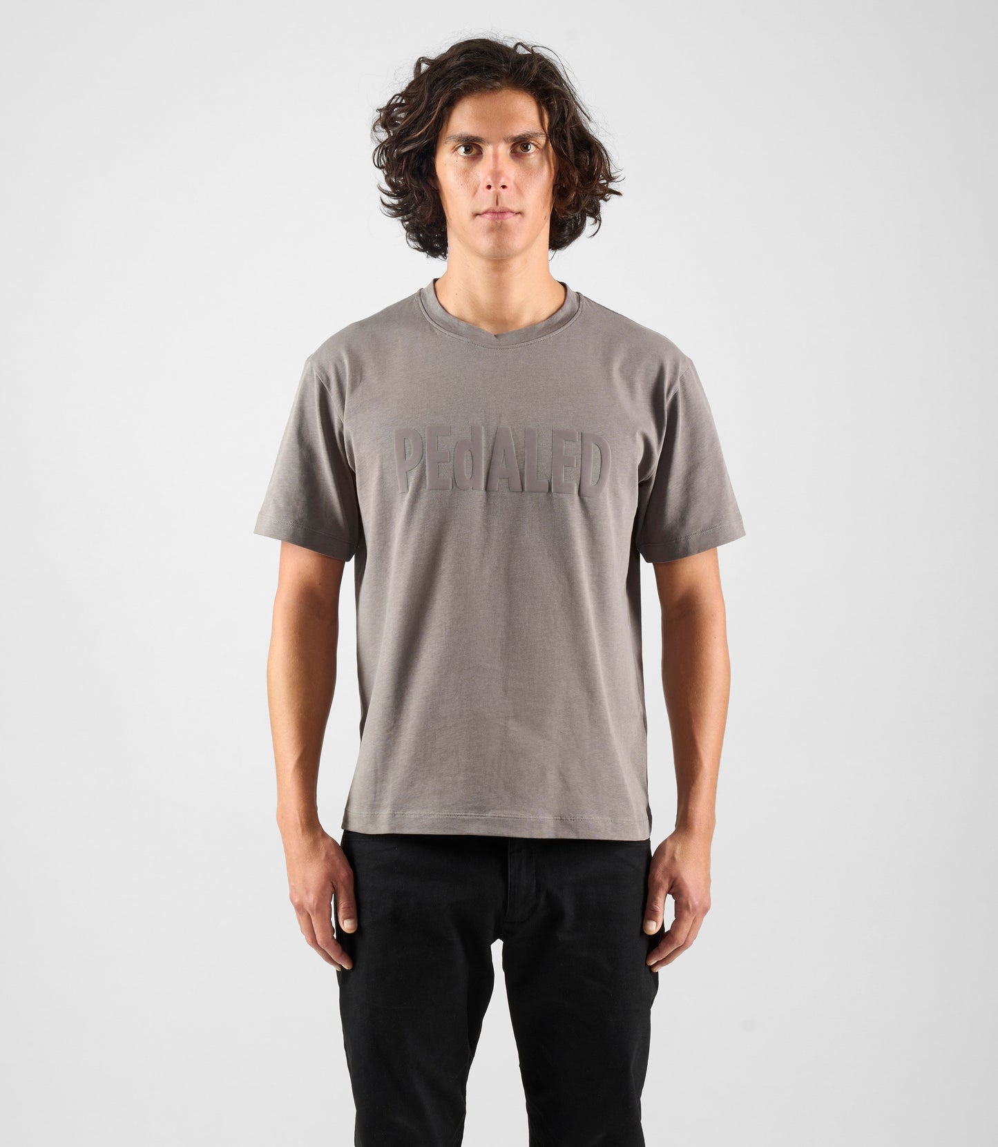 24STSLO02PE_3_cotton tshirt grey logo total body front pedaled