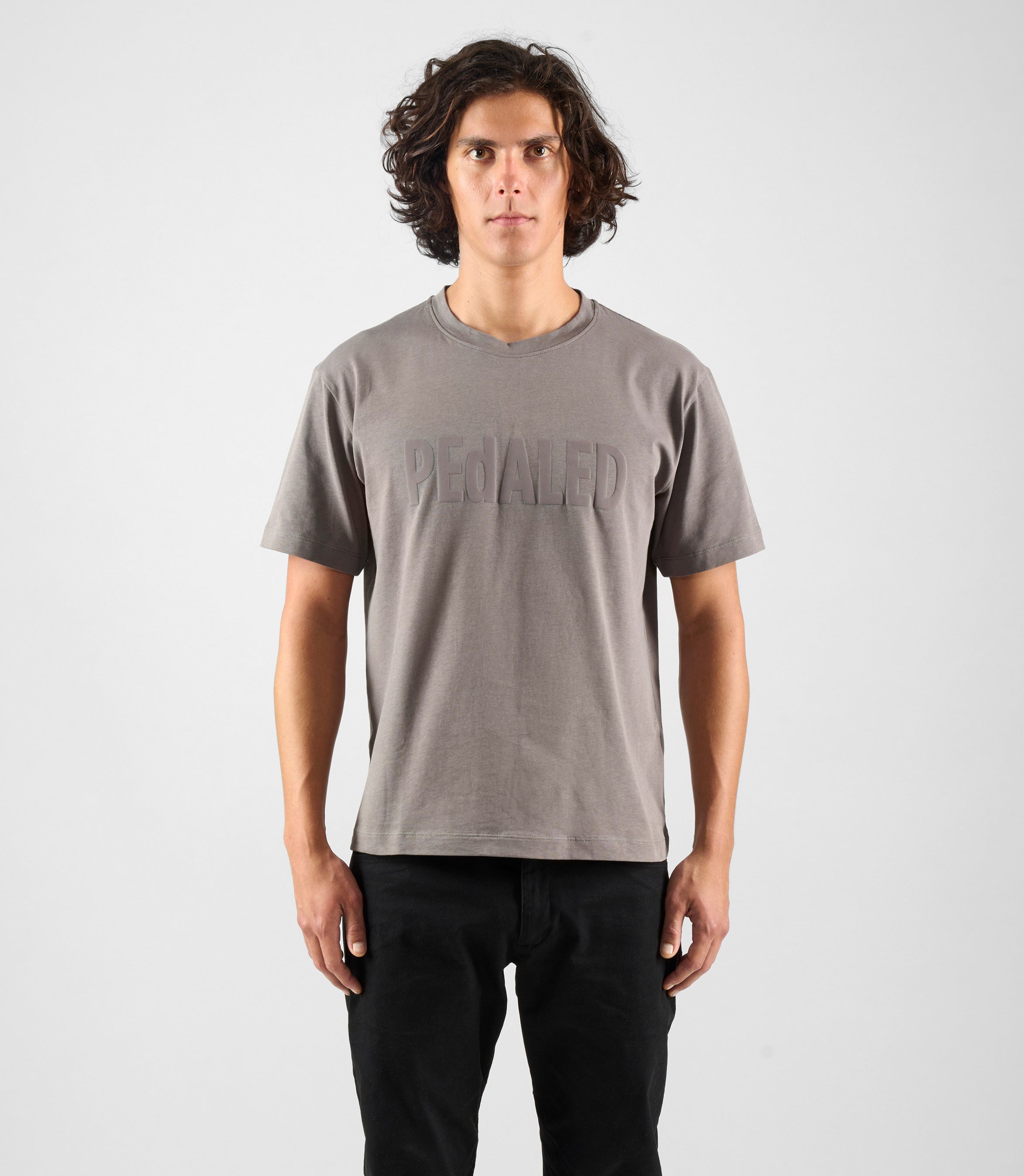 24STSLO02PE_3_cotton tshirt grey logo total body front pedaled