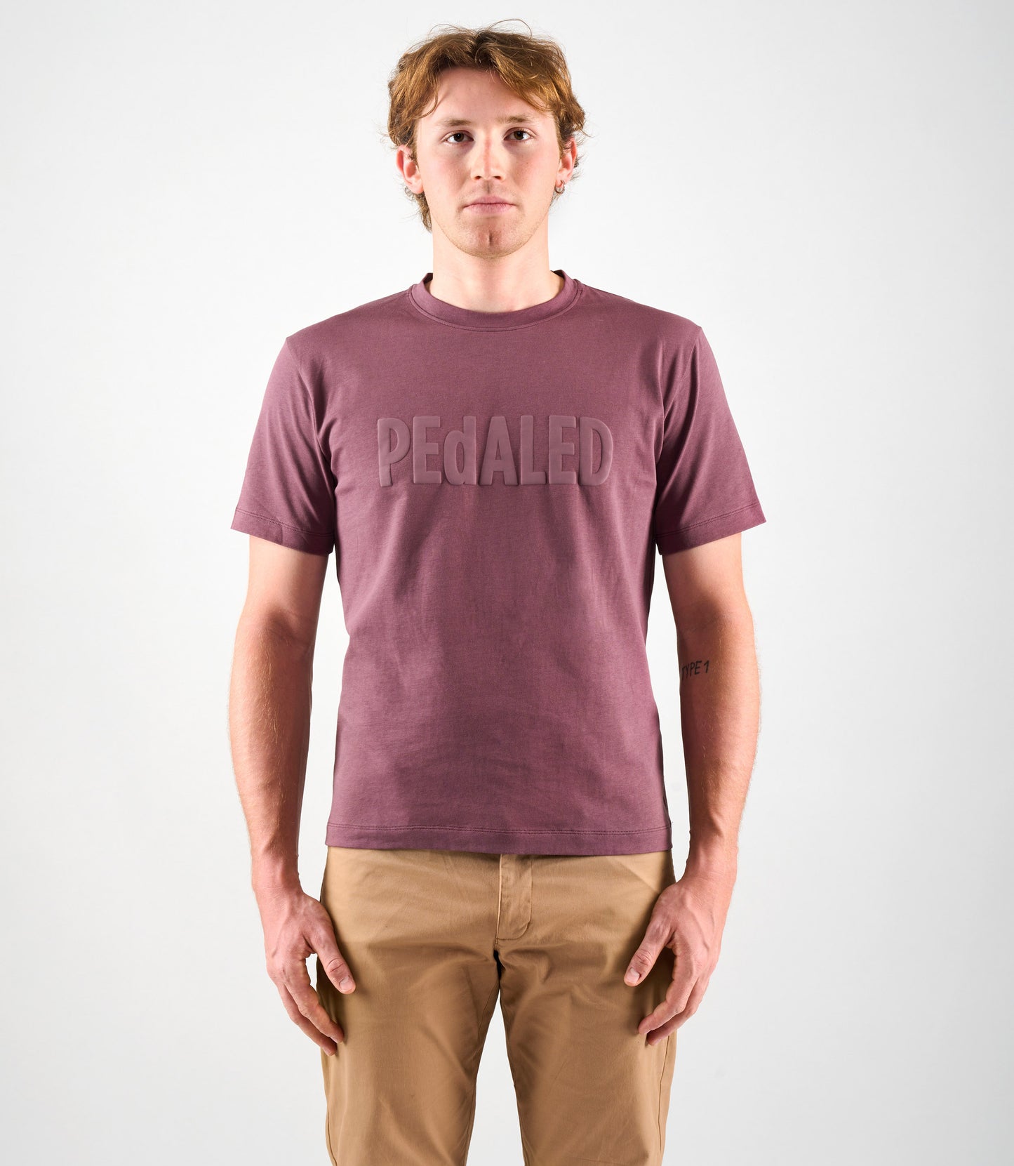 24STSLO26PE_3_cotton tshirt burgundy logo total body front pedaled