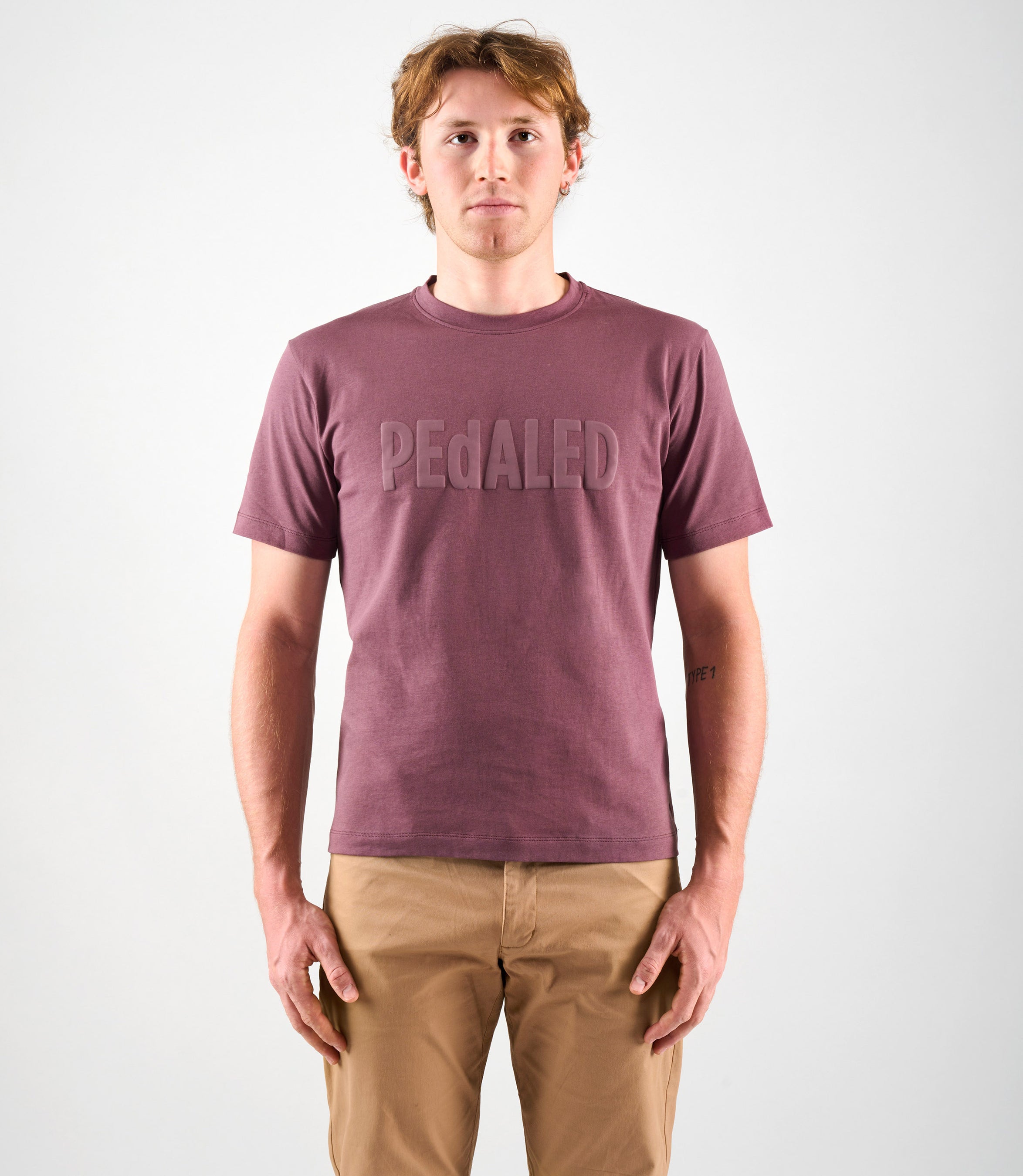 24STSLO26PE_3_cotton tshirt burgundy logo total body front pedaled