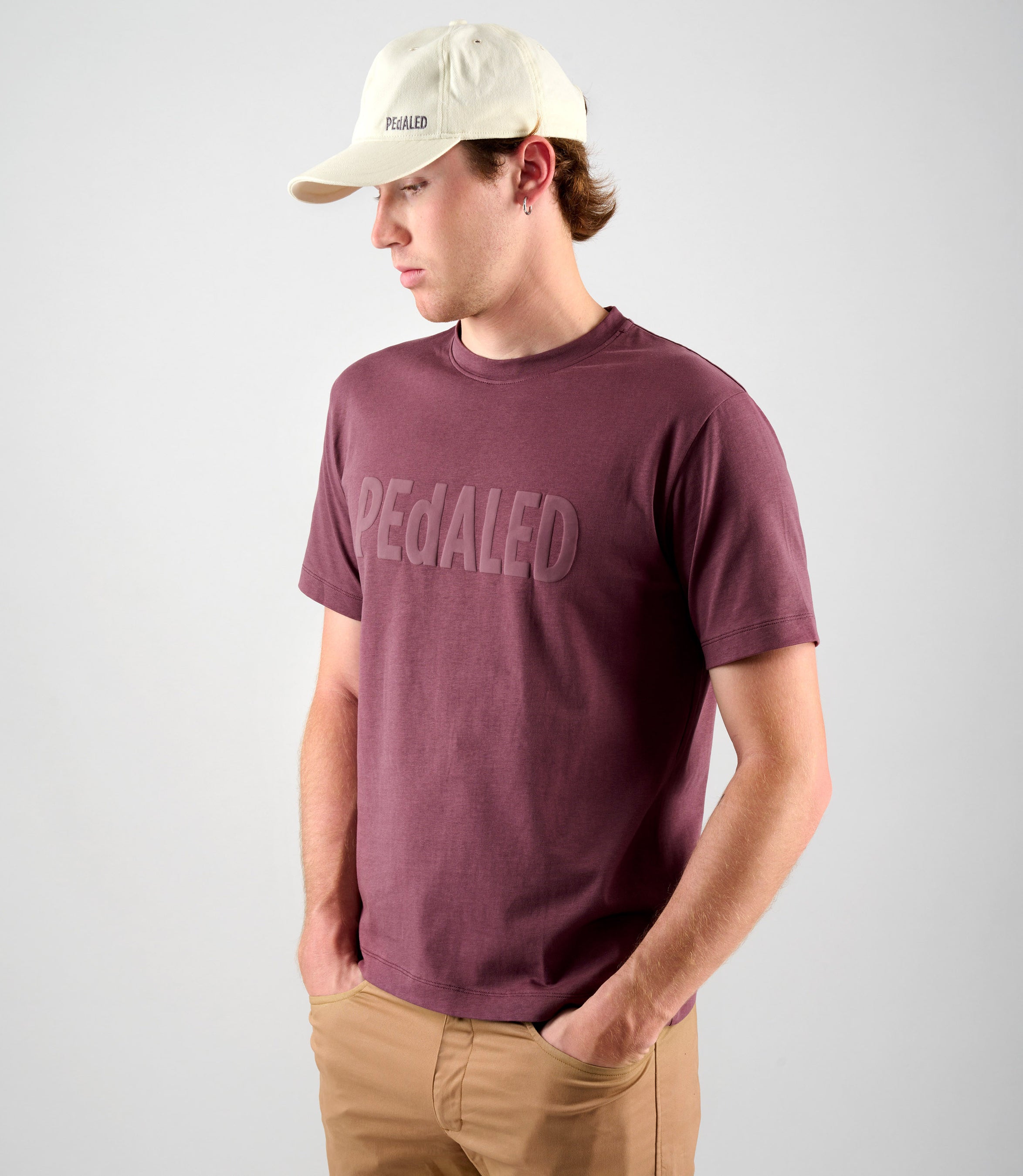24STSLO26PE_8_cotton tshirt burgundy logo side cap studio pedaled