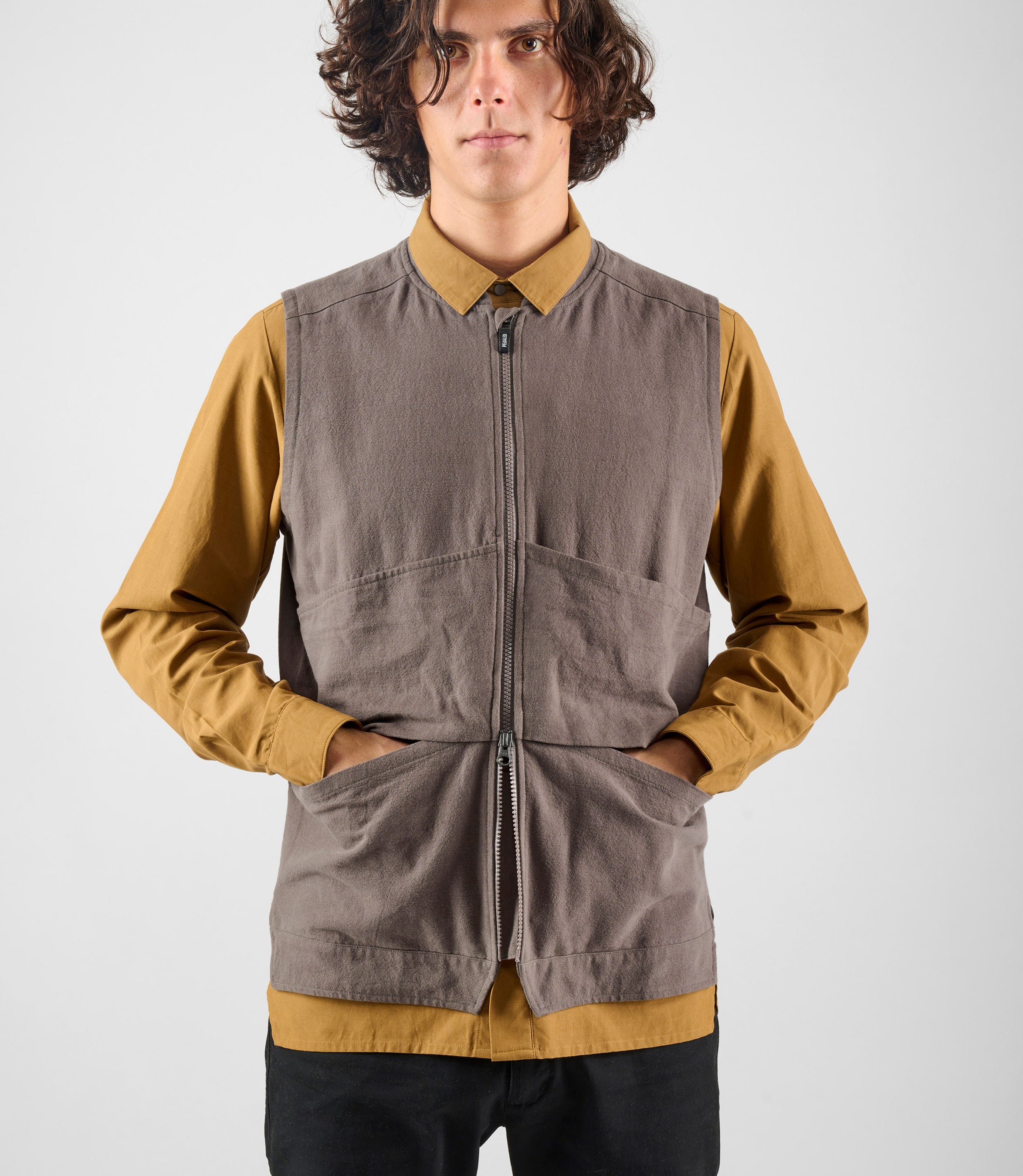 24SVELI00PE_10_urban vest black lifewear front open pocket 2 pedaled