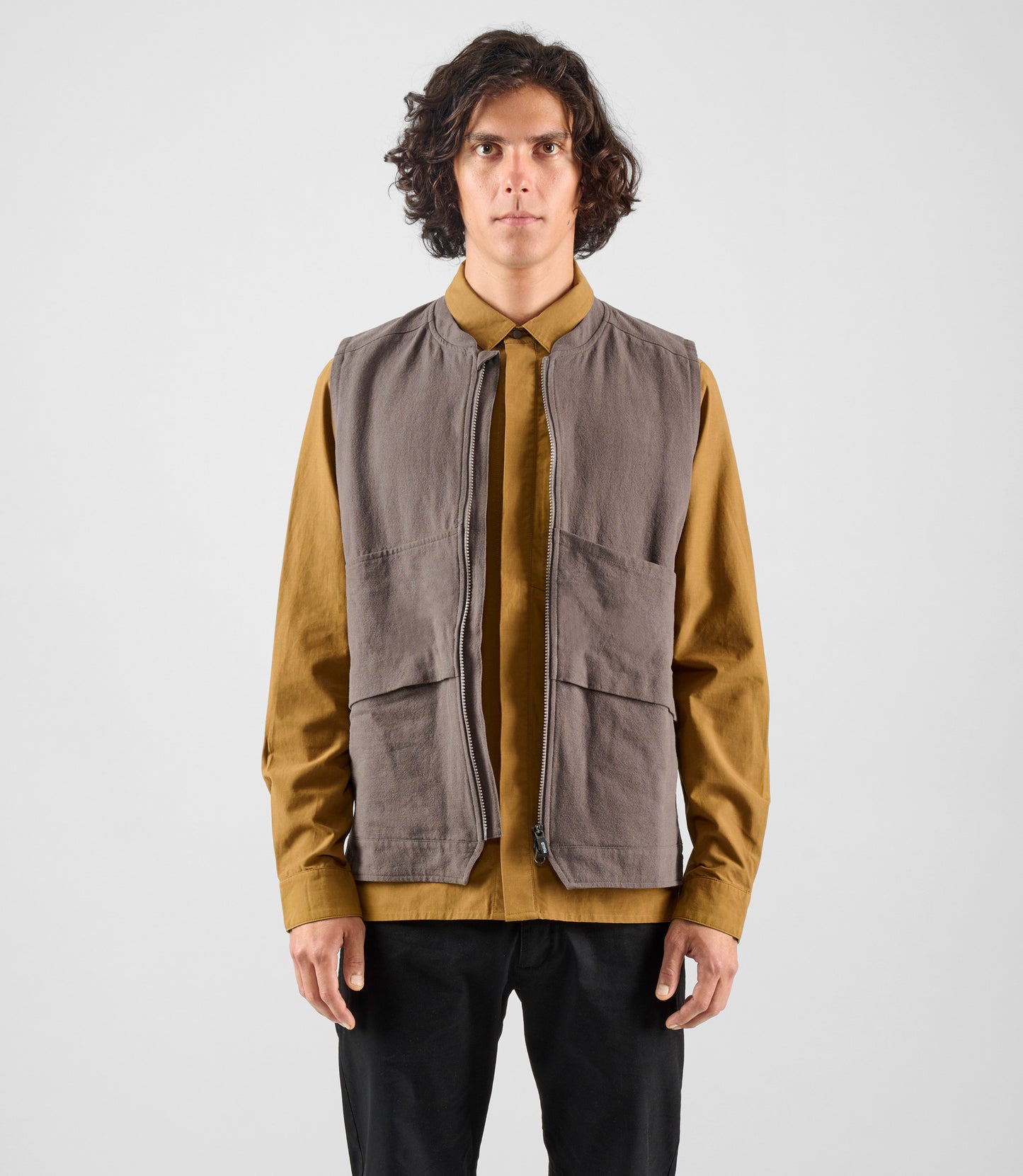 24SVELI00PE_6_urban vest black lifewear front pedaled