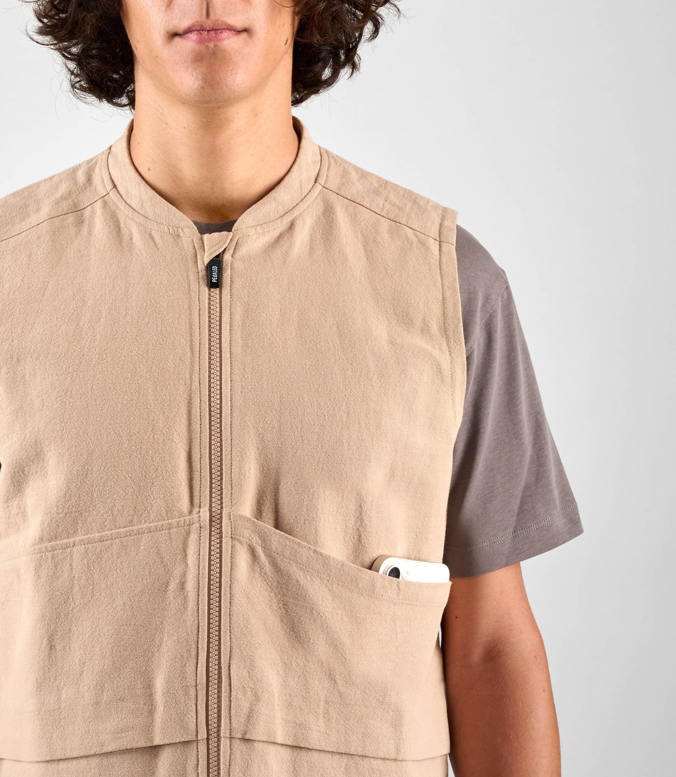 24SVELI04PE_11_urban vest beige lifewear front closed phone pedaled