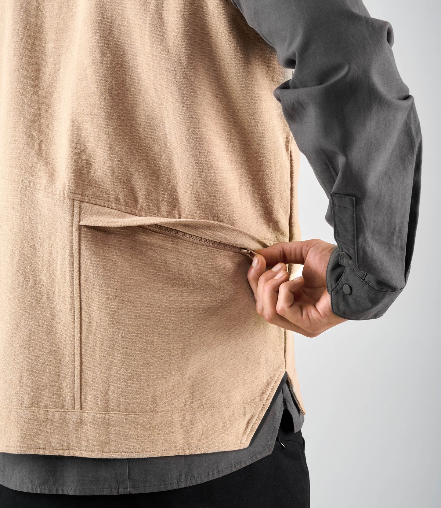24SVELI04PE_4_urban vest beige lifewear back pocket pedaled