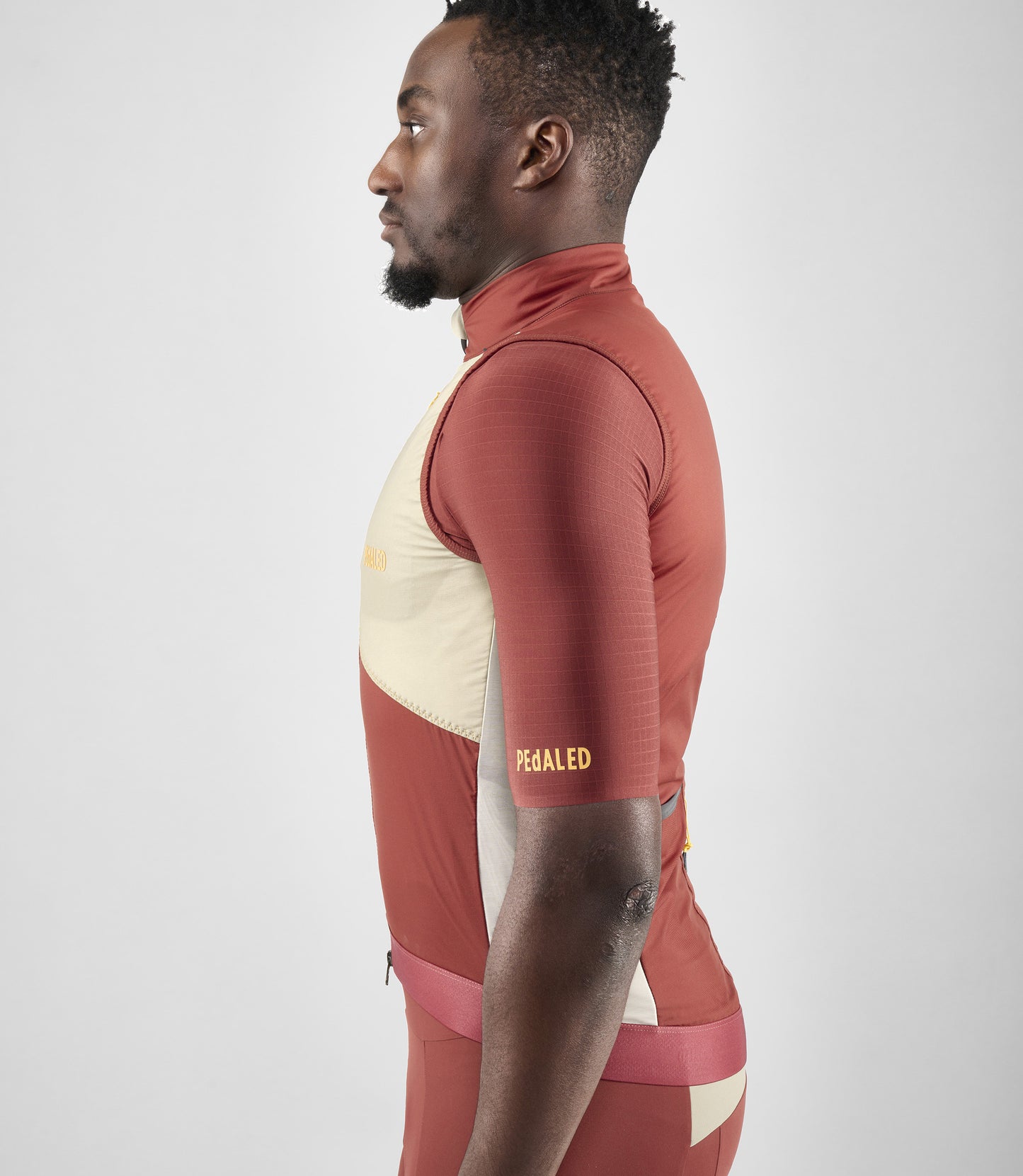 24SVEOD04PE_6_men cycling insulated vest dark red odyssey side pedaled