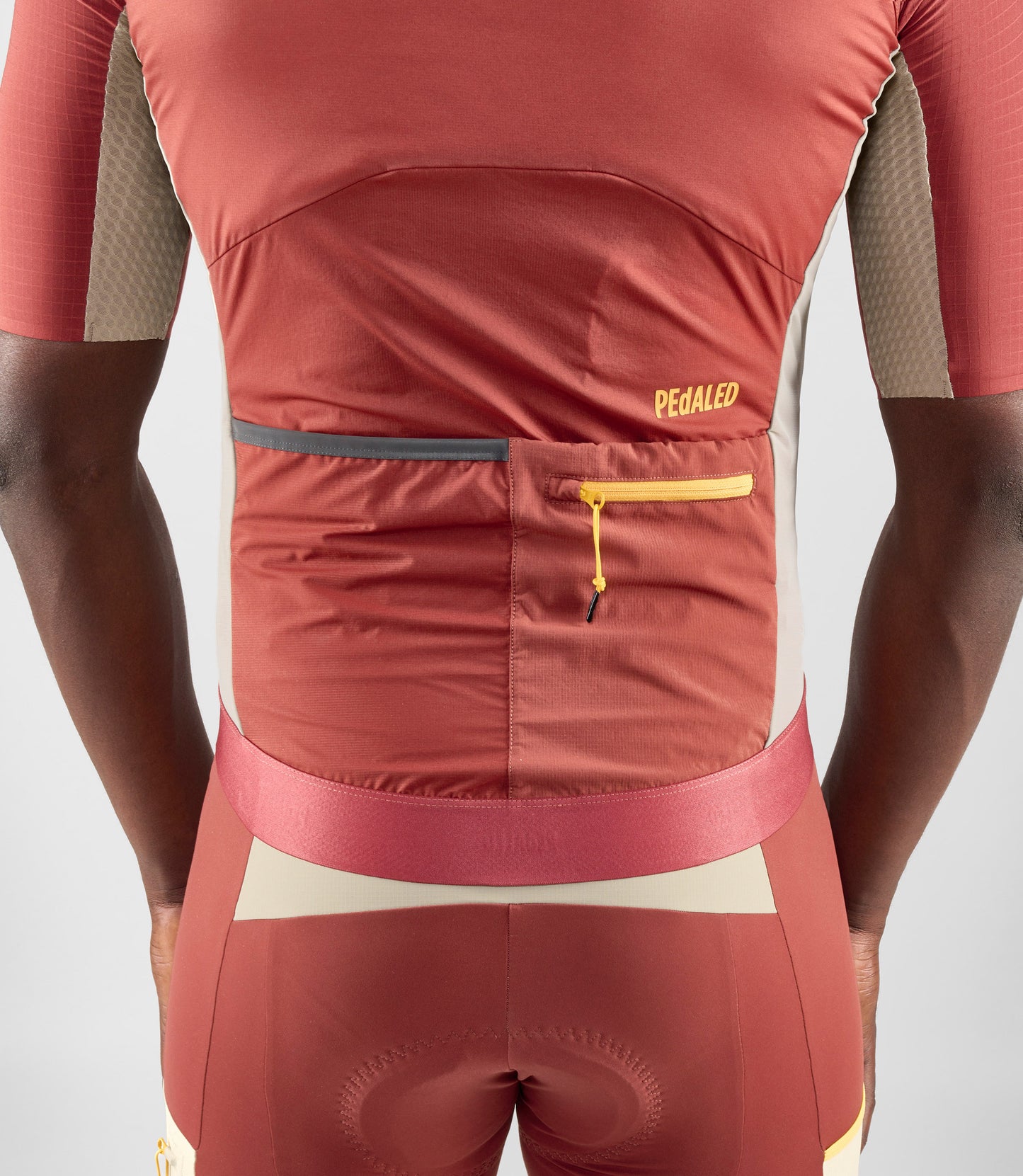 24SVEOD04PE_8_men cycling insulated vest light green odyssey back pocket pedaled 3