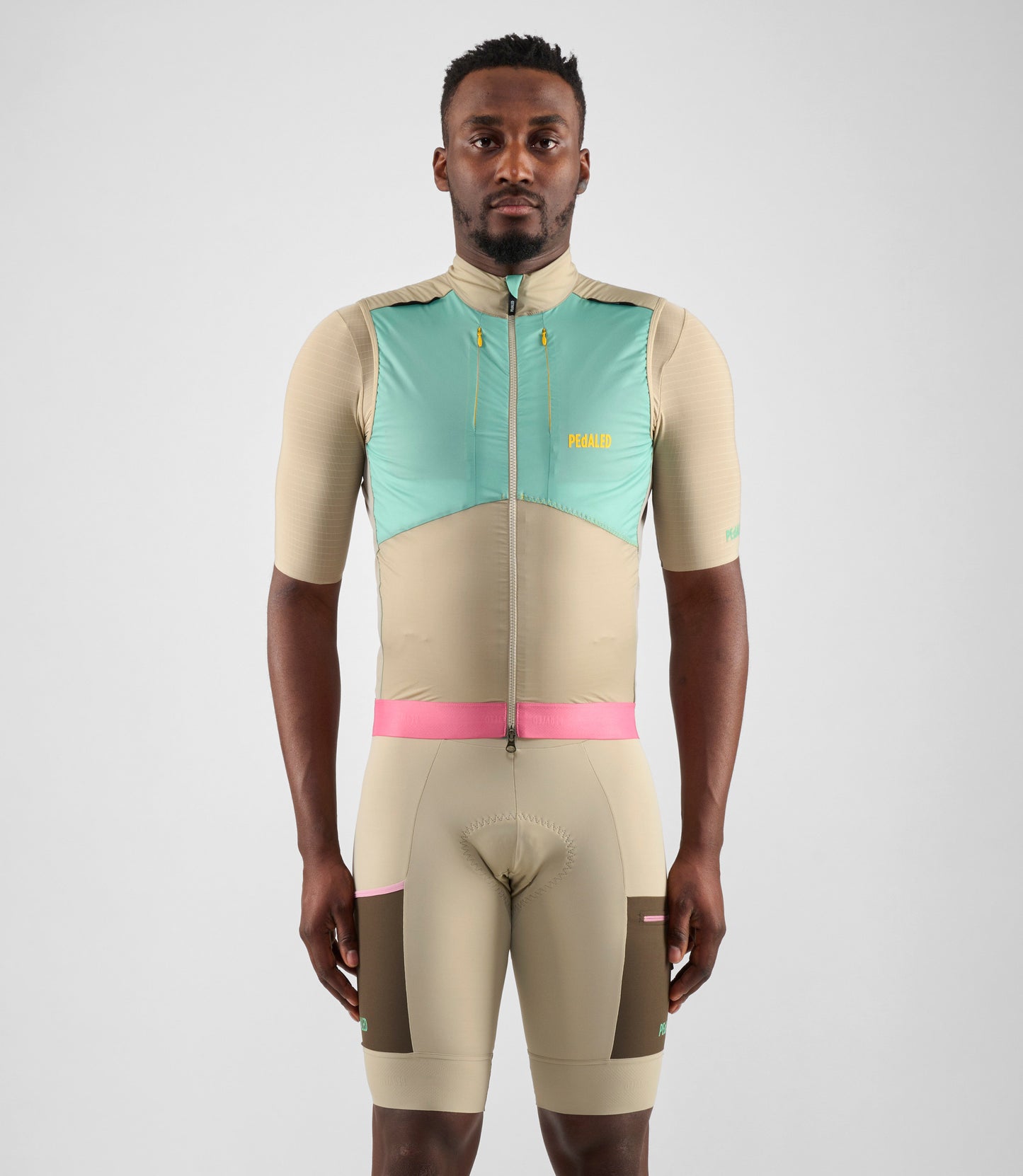 24SVEOD37PE_3_men cycling insulated vest light green odyssey total body front pedaled