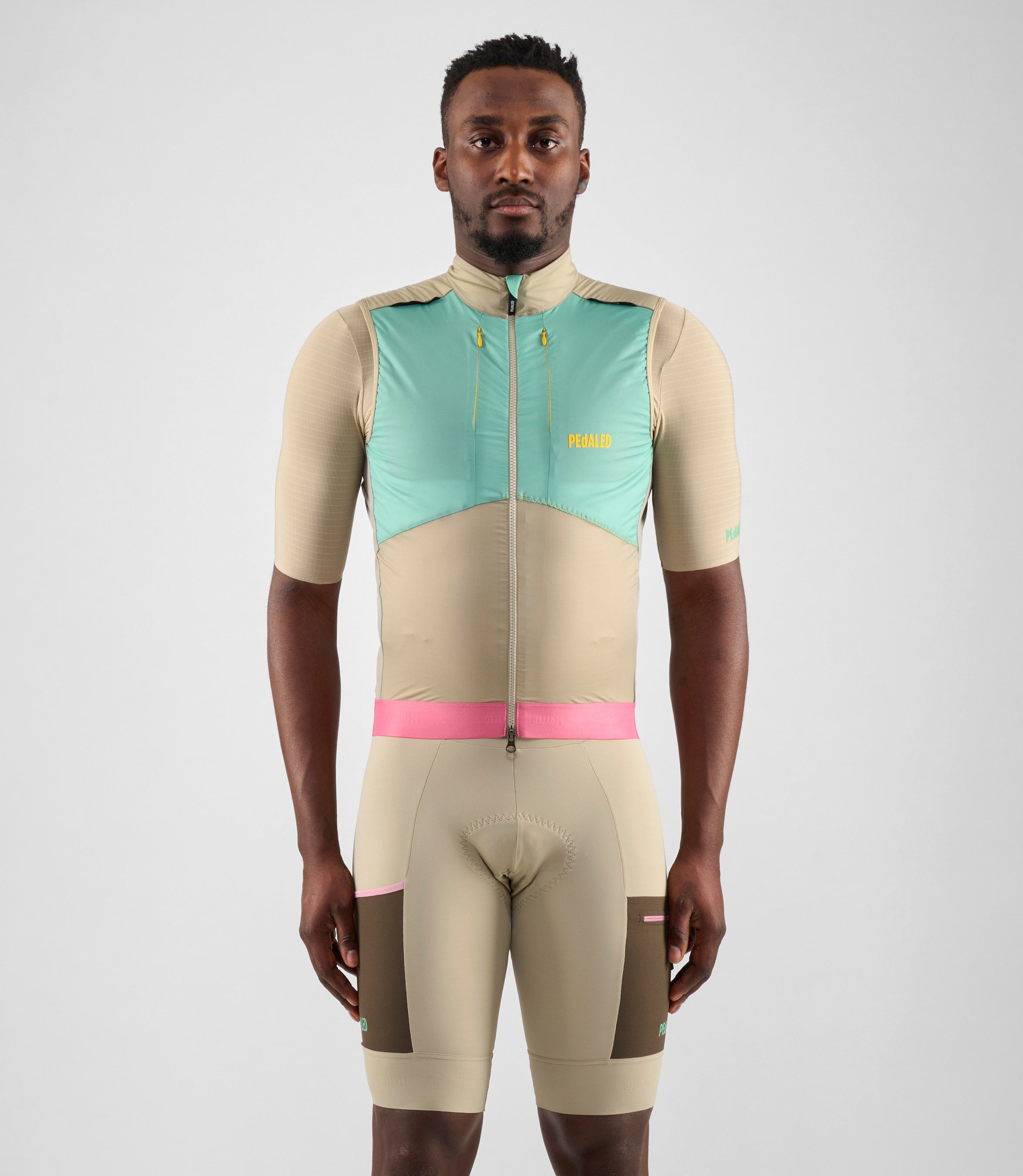 24SVEOD37PE_3_men cycling insulated vest light green odyssey total body front pedaled