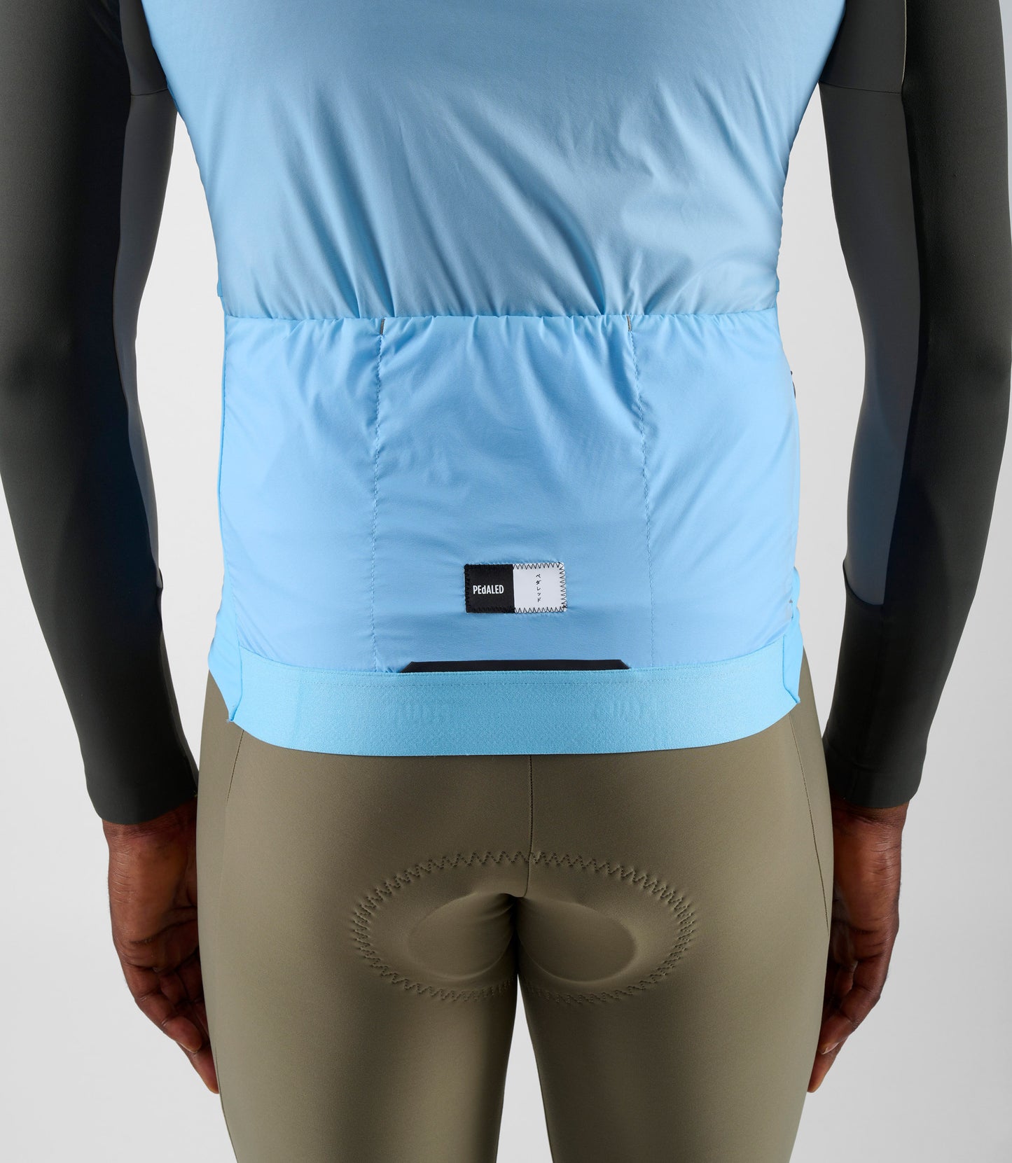 24WAVEL08PE_5_men cycling vest alpha light blue element back pocket pedaled