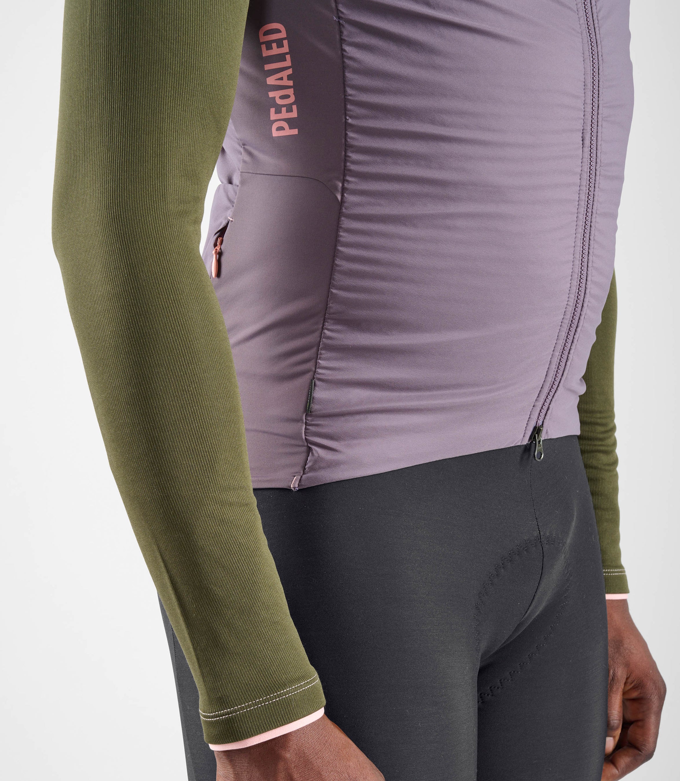 24WAVEL0IPE_6_men cycling vest alpha lilac element detail pedaled