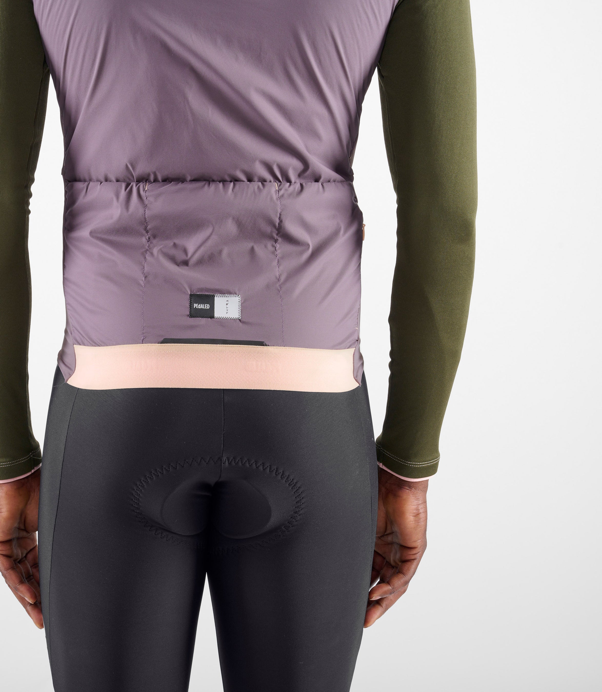24WAVEL0IPE_9_men cycling vest alpha lilac element back pocket pedaled