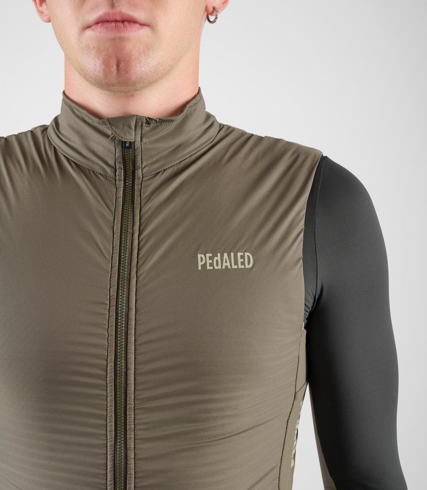 24WAVEL11PE_5_men cycling vest alpha green element front pedaled
