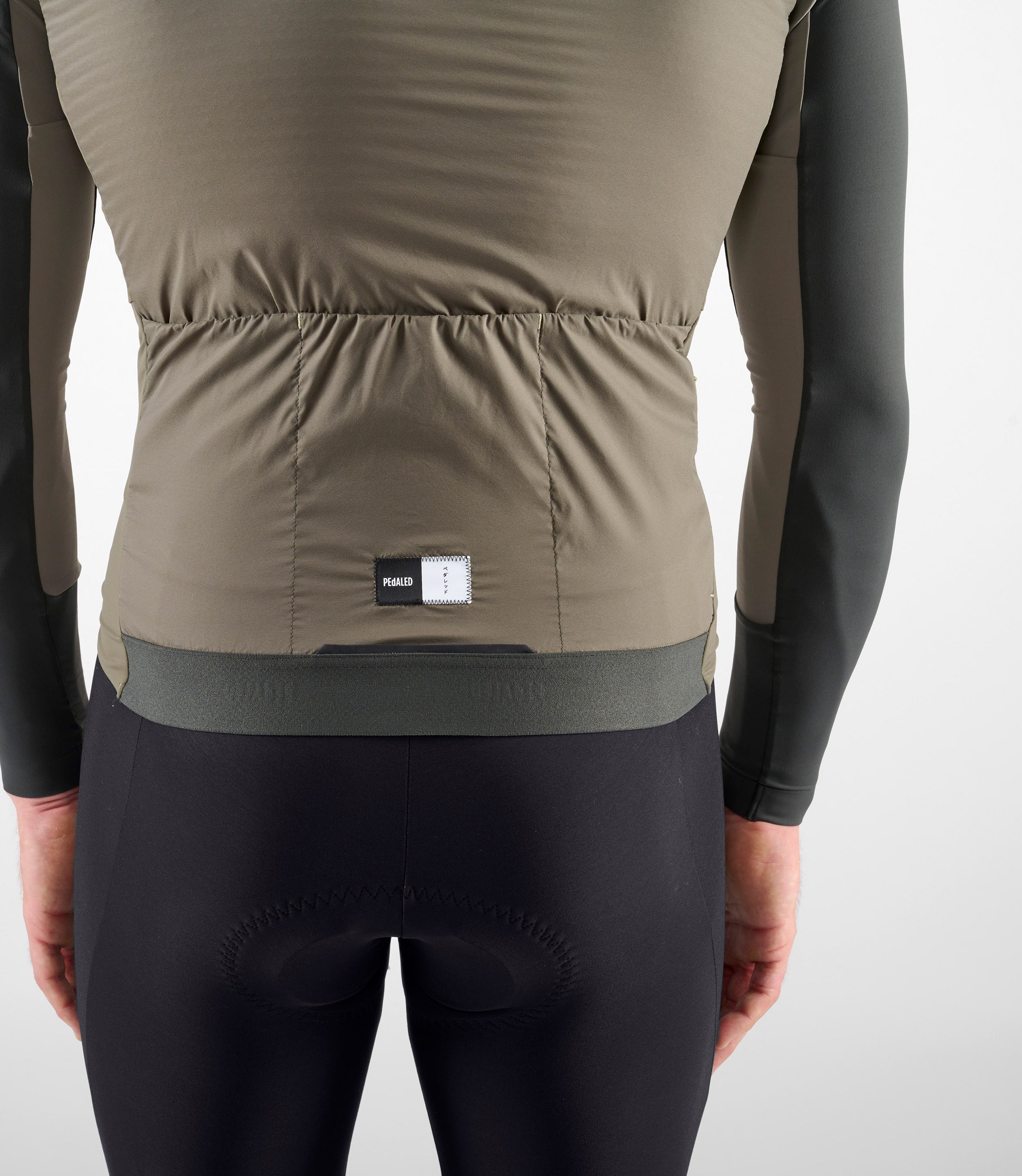 24WAVEL11PE_8_men cycling vest alpha green element back pocket pedaled