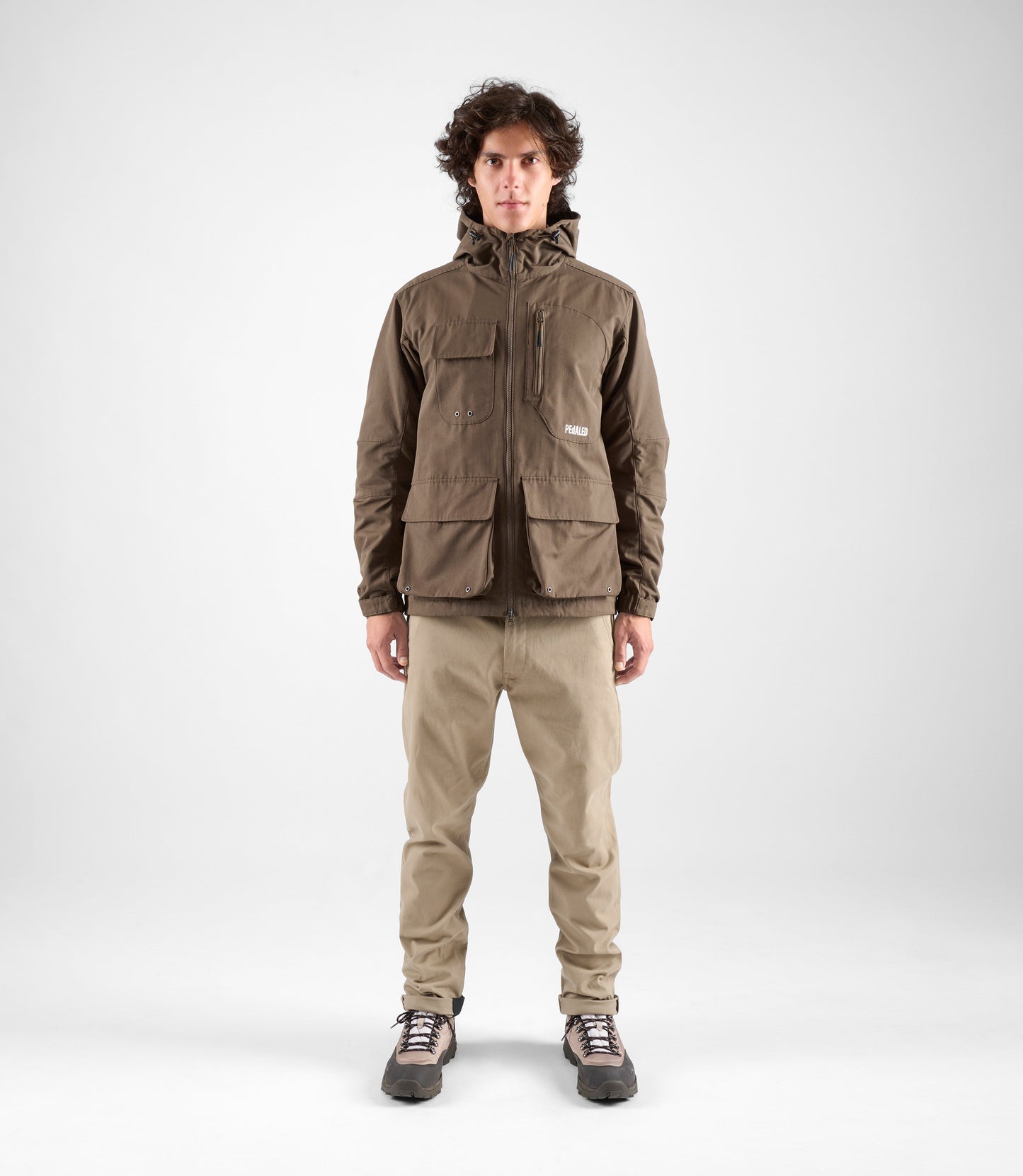 24WJKUR14PE_3_men cycling hooded jacket brown urban total body front pedaled