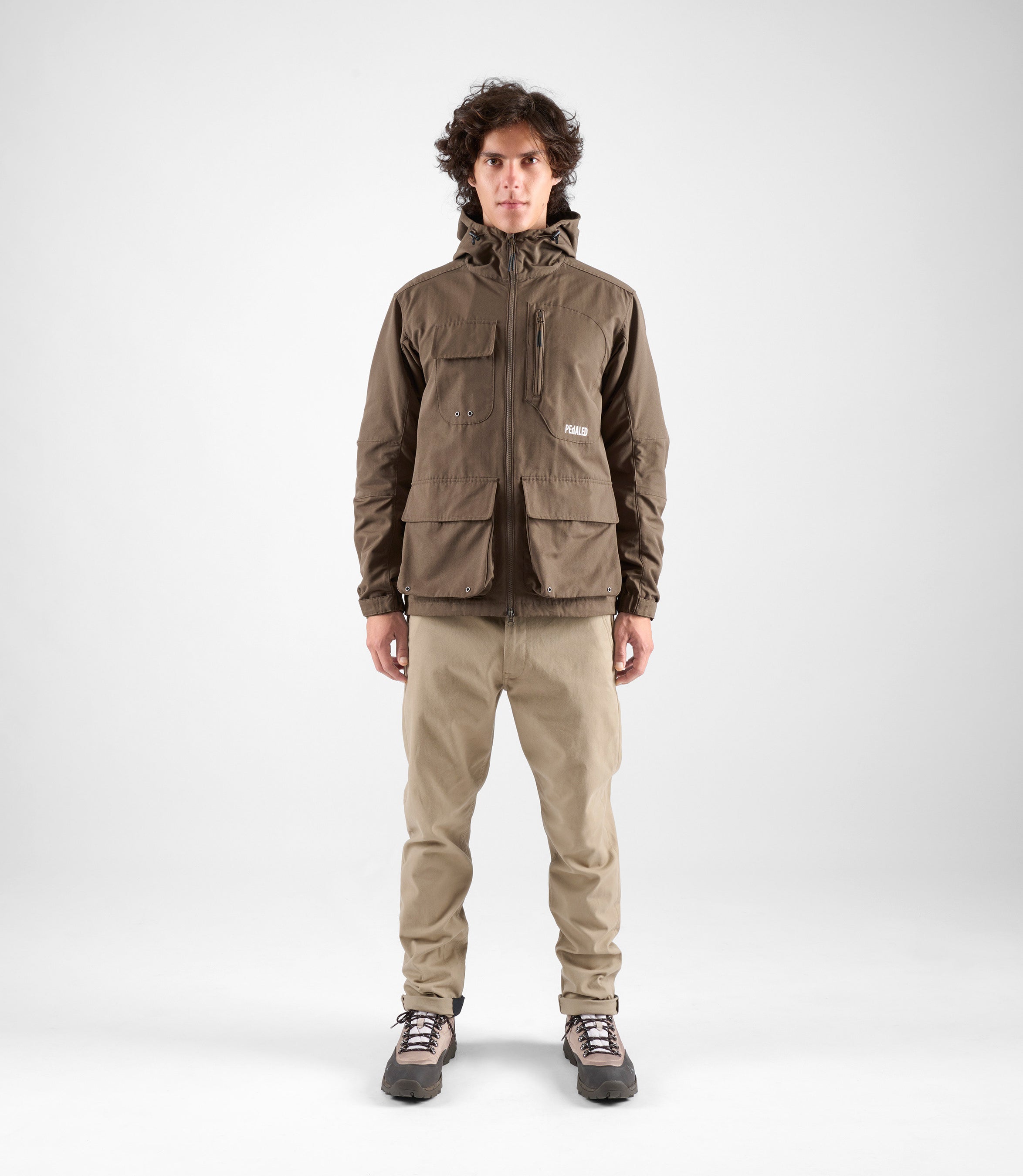 24WJKUR14PE_3_men cycling hooded jacket brown urban total body front pedaled