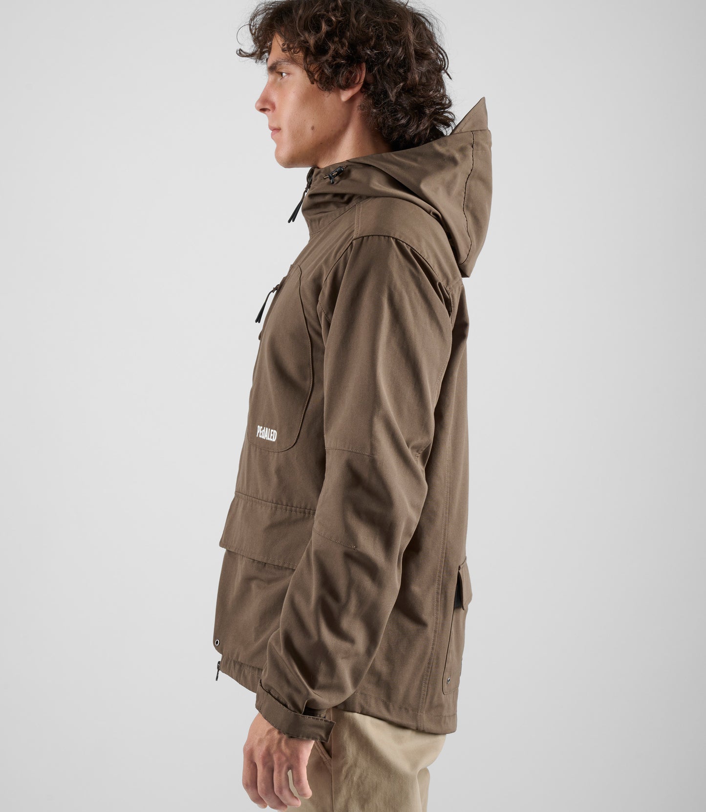 24WJKUR14PE_6_men cycling hooded jacket brown urban side pedaled