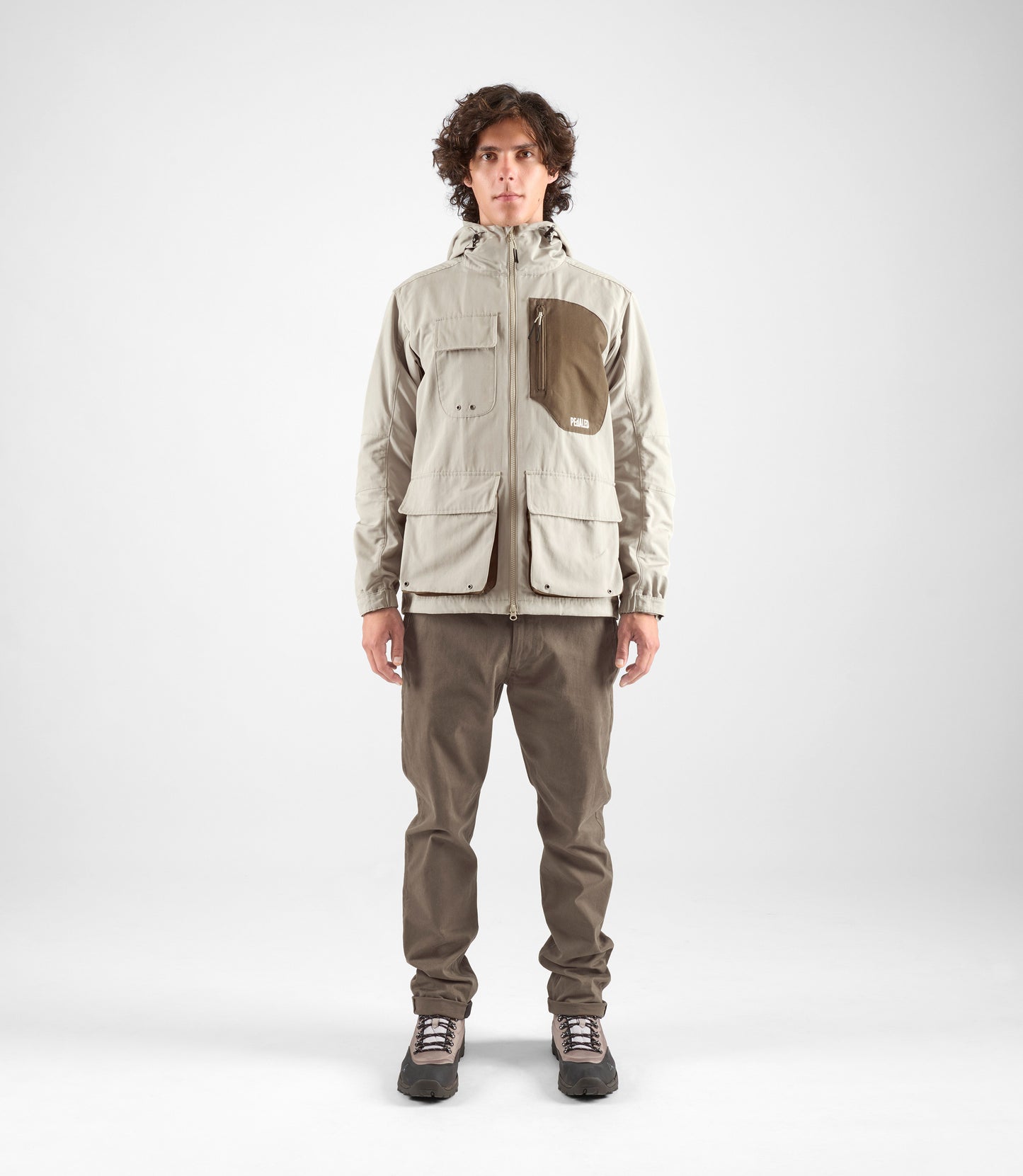 24WJKUR16PE_3_men cycling hooded jacket light grey urban total body front pedaled