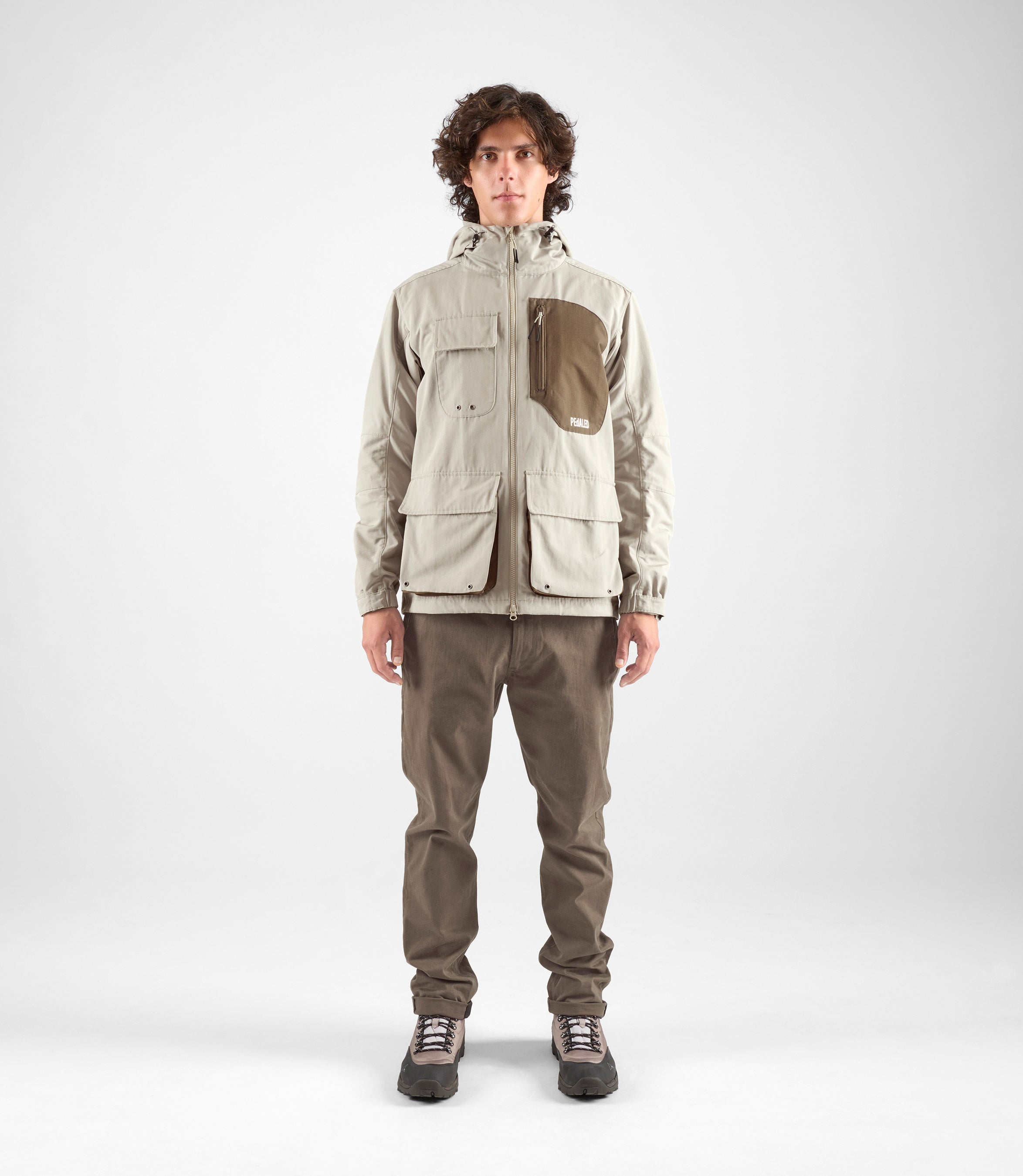 24WJKUR16PE_3_men cycling hooded jacket light grey urban total body front pedaled