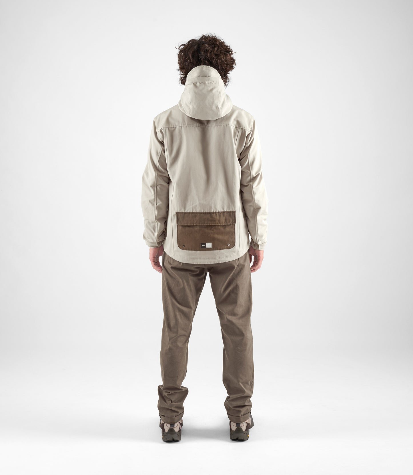 24WJKUR16PE_4_men cycling hooded jacket light grey urban total body back pedaled