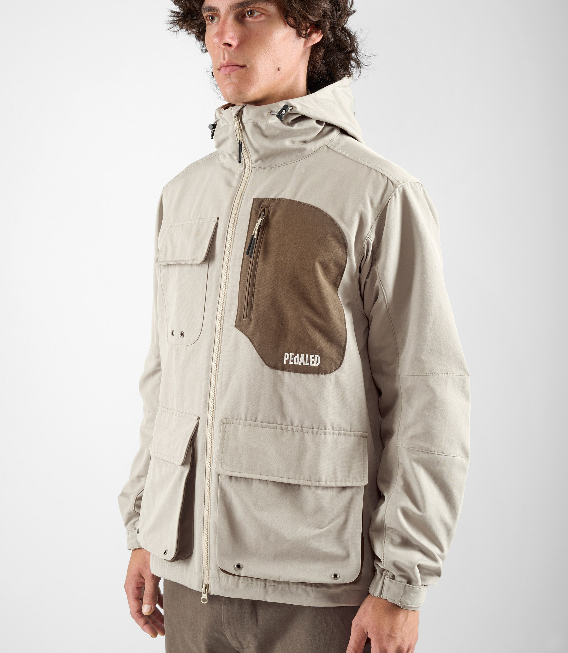 24WJKUR16PE_5_men cycling hooded jacket light grey urban front pedaled