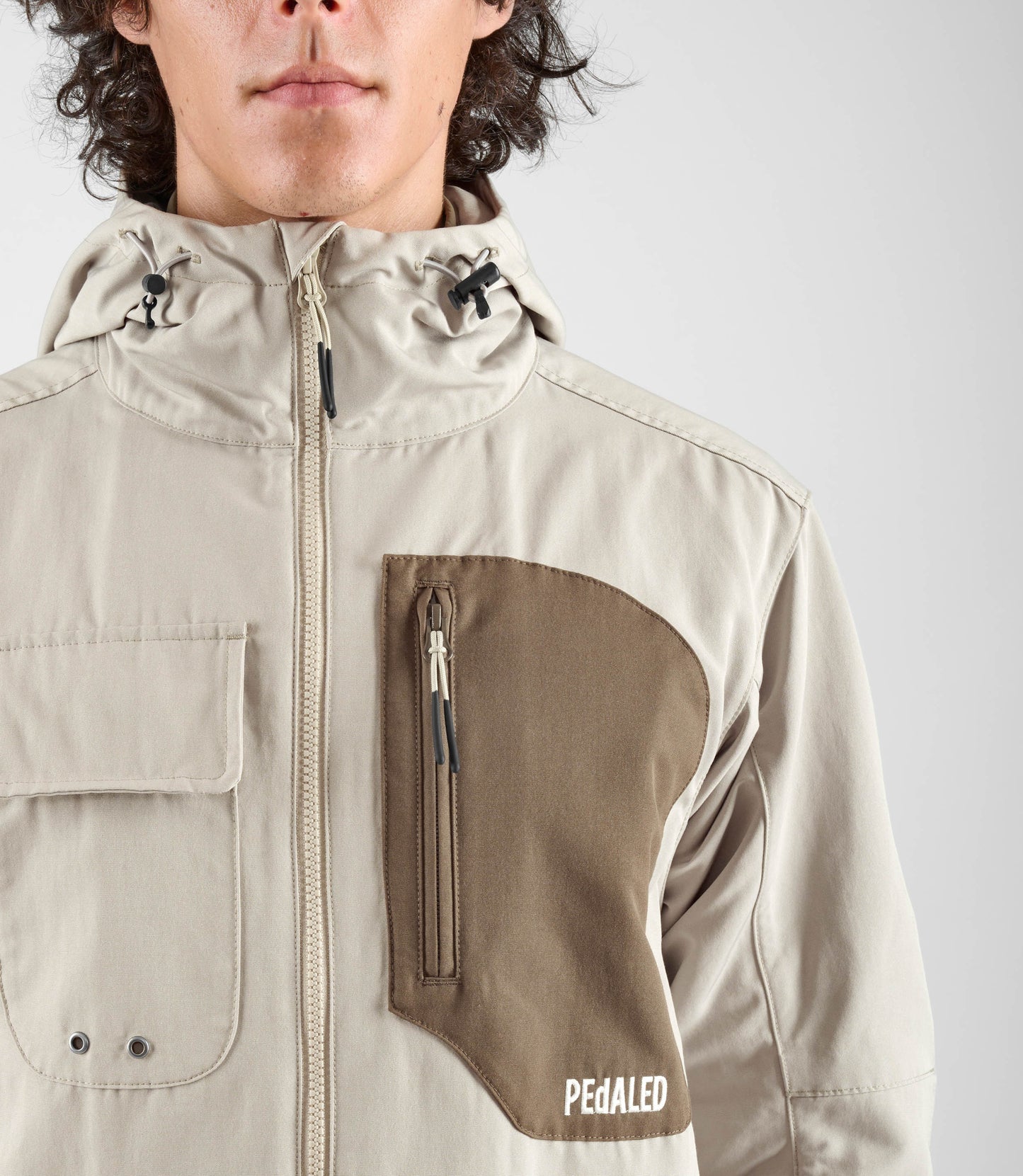 24WJKUR16PE_6_men cycling hooded jacket light grey urban front pocket pedaled