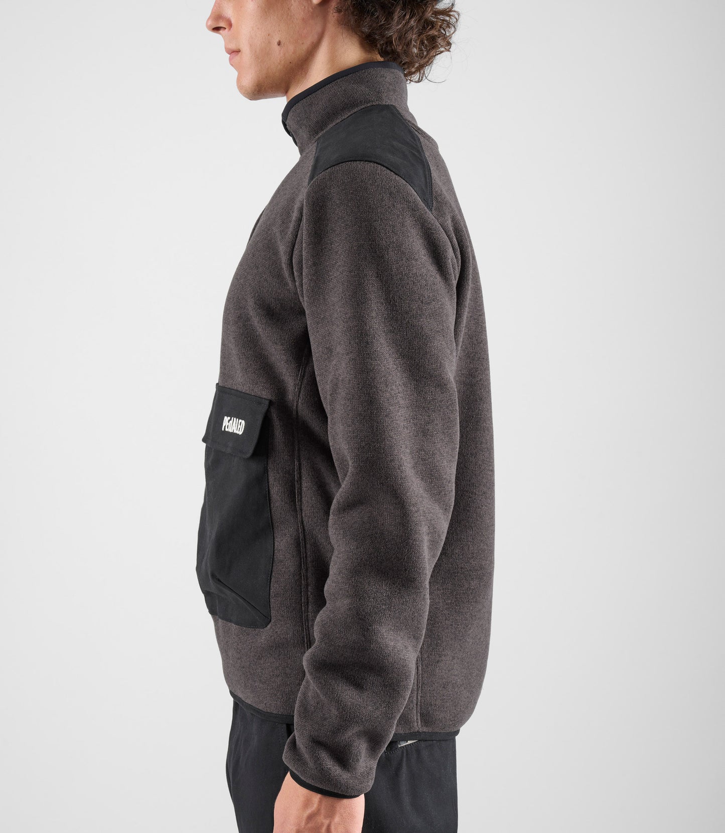 24WPUUR45PE_8_men cycling anorak dark grey urban side pedaled