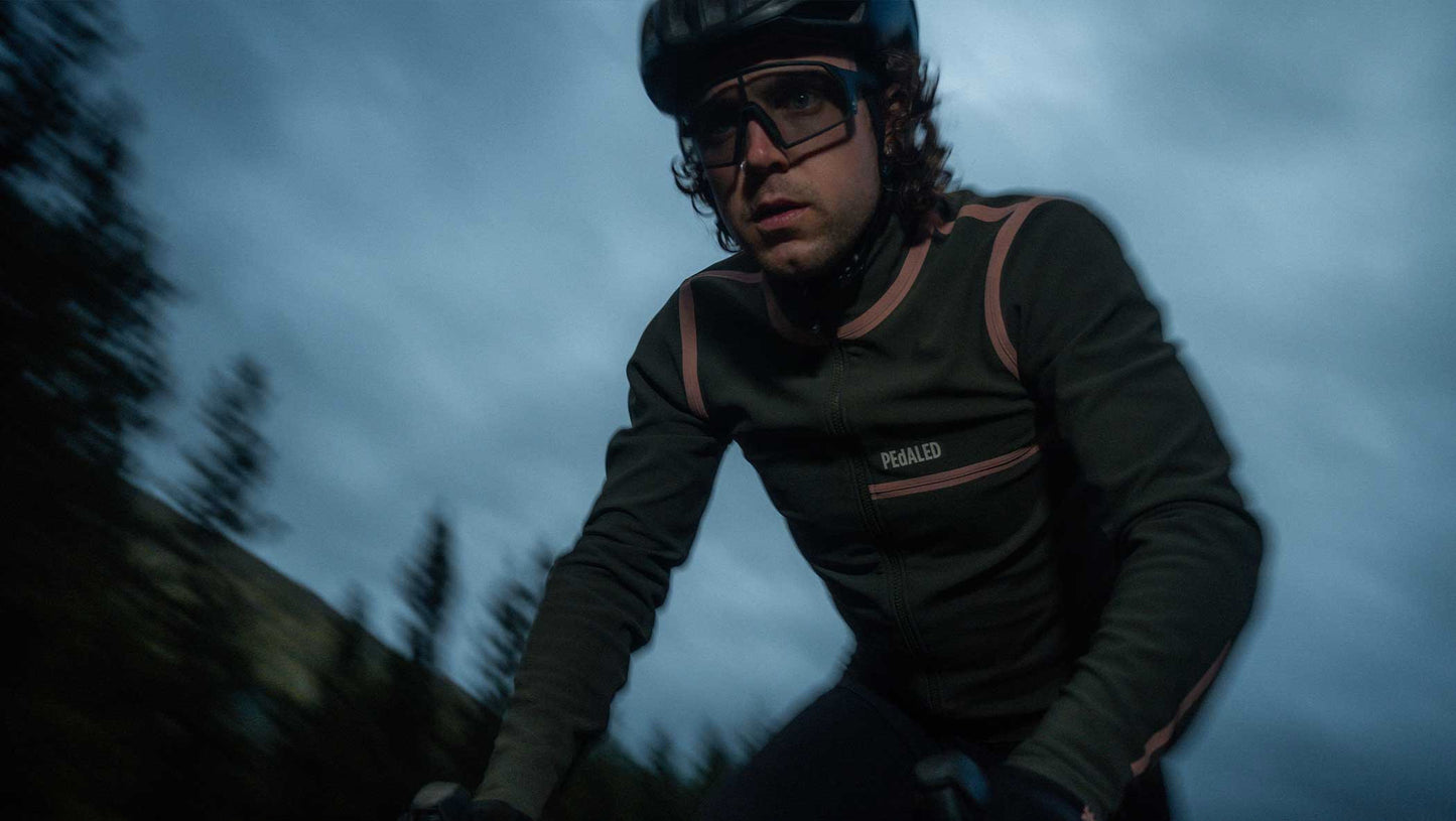 24WWJOD45PE_9_odyssey thermo jacket grey man fw23 action pedaled 1