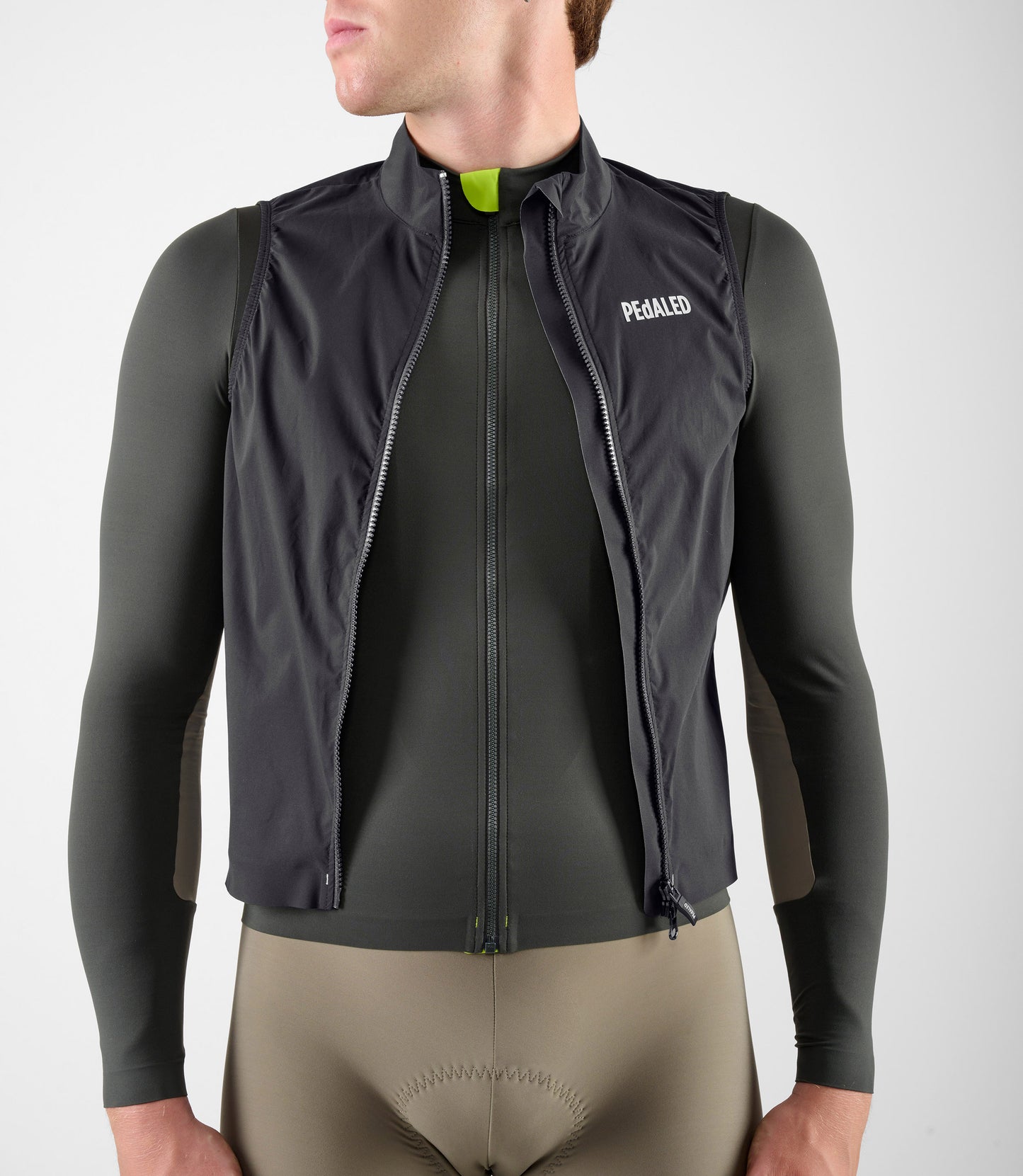 24WWVEL00PE_8_men cycling waterproof vest black element front open 2 pedaled