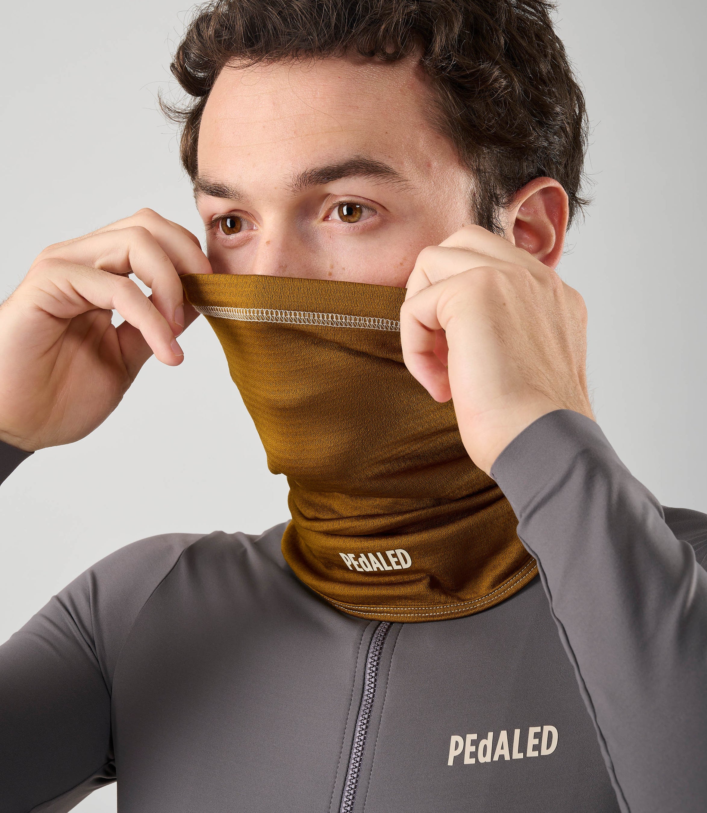 25WNWEL41PE_3_cycling neck warmer merino mustard element detail pedaled