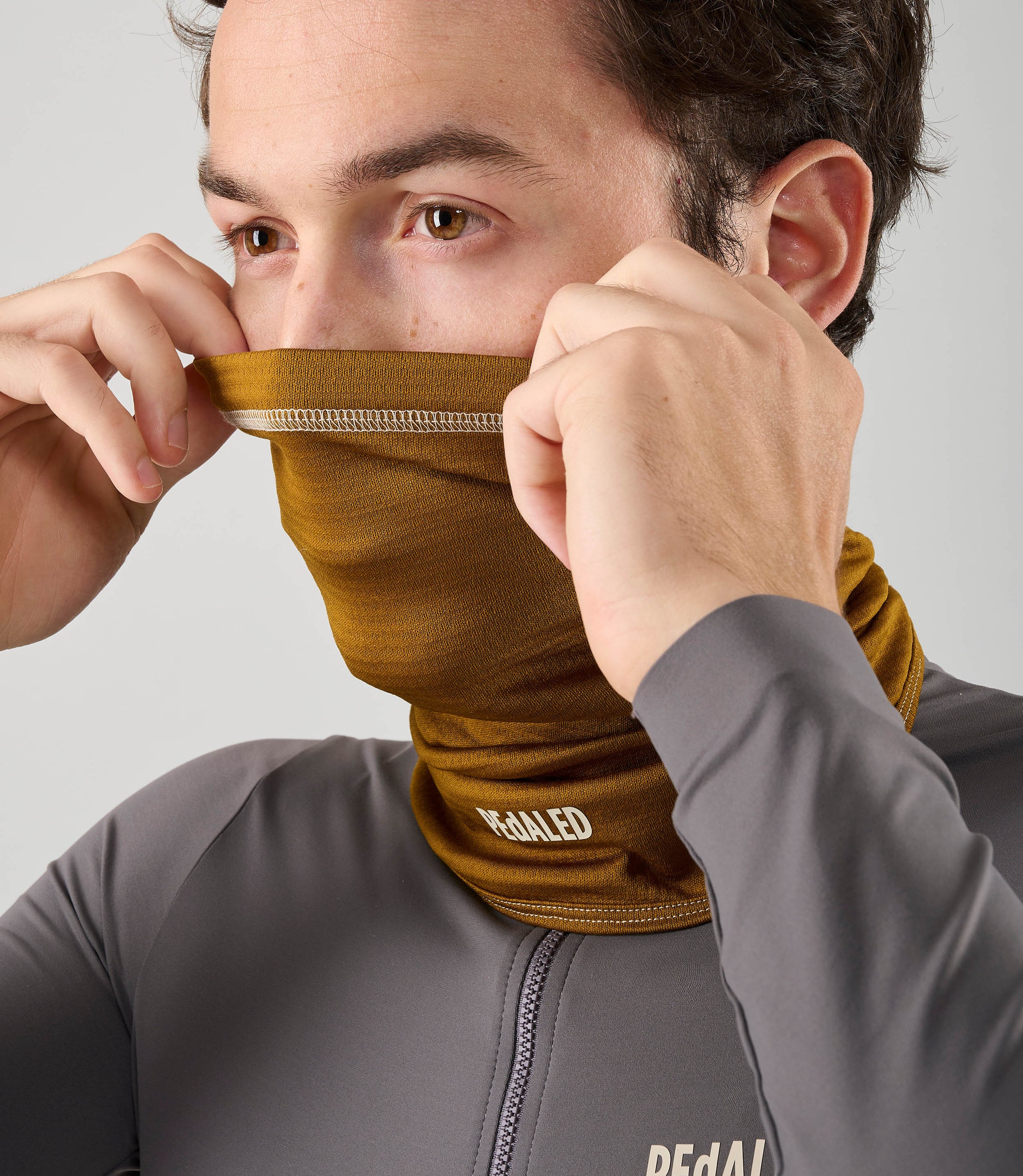 25WNWEL41PE_4_cycling neck warmer merino mustard element face pedaled