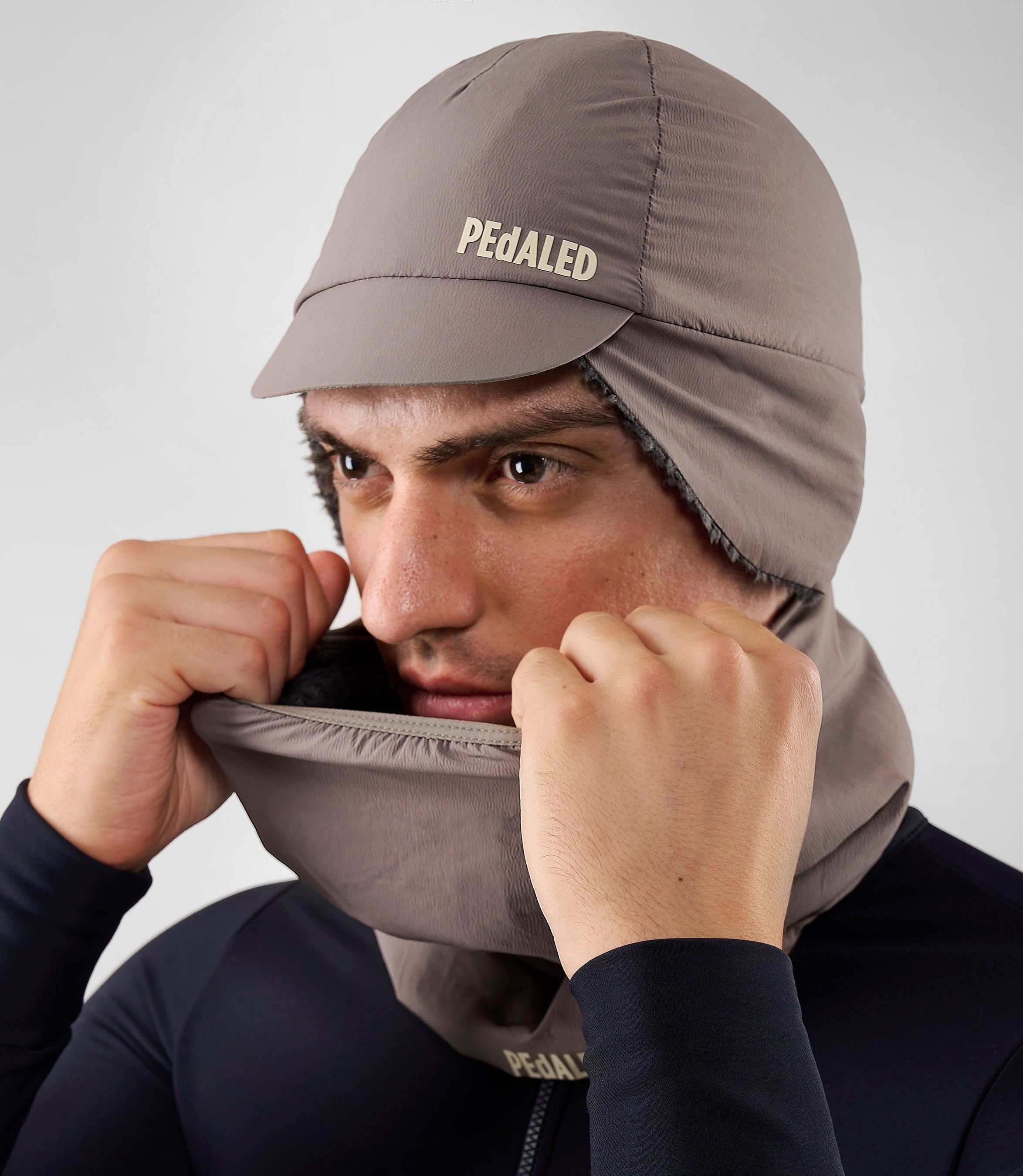 25WNWOD02PE_4_cycling neck warmer alpha grey odyssey hand pedaled