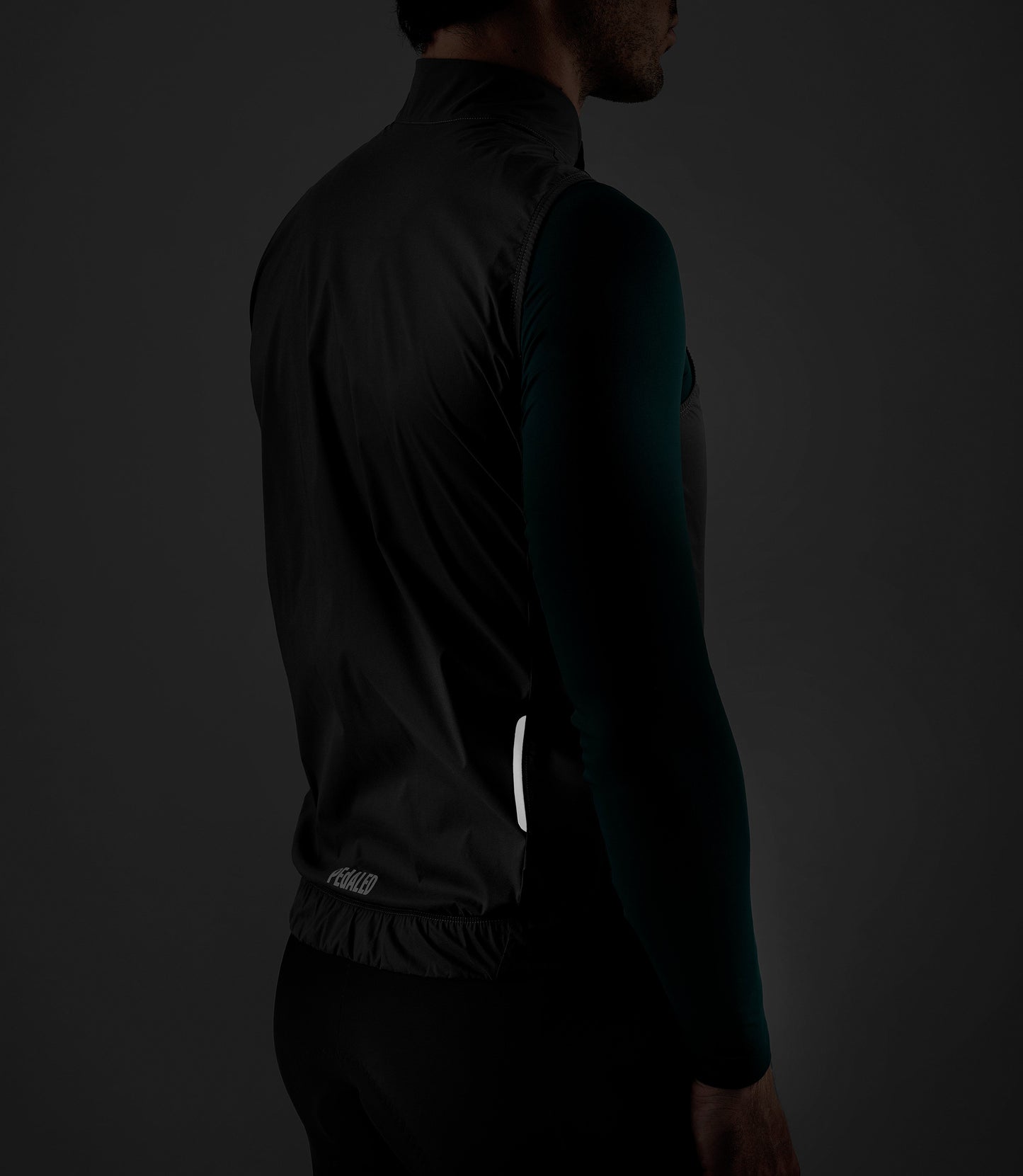 25WWVEL02PE_9_men cycling waterproof vest grey element side back reflective detail pedaled