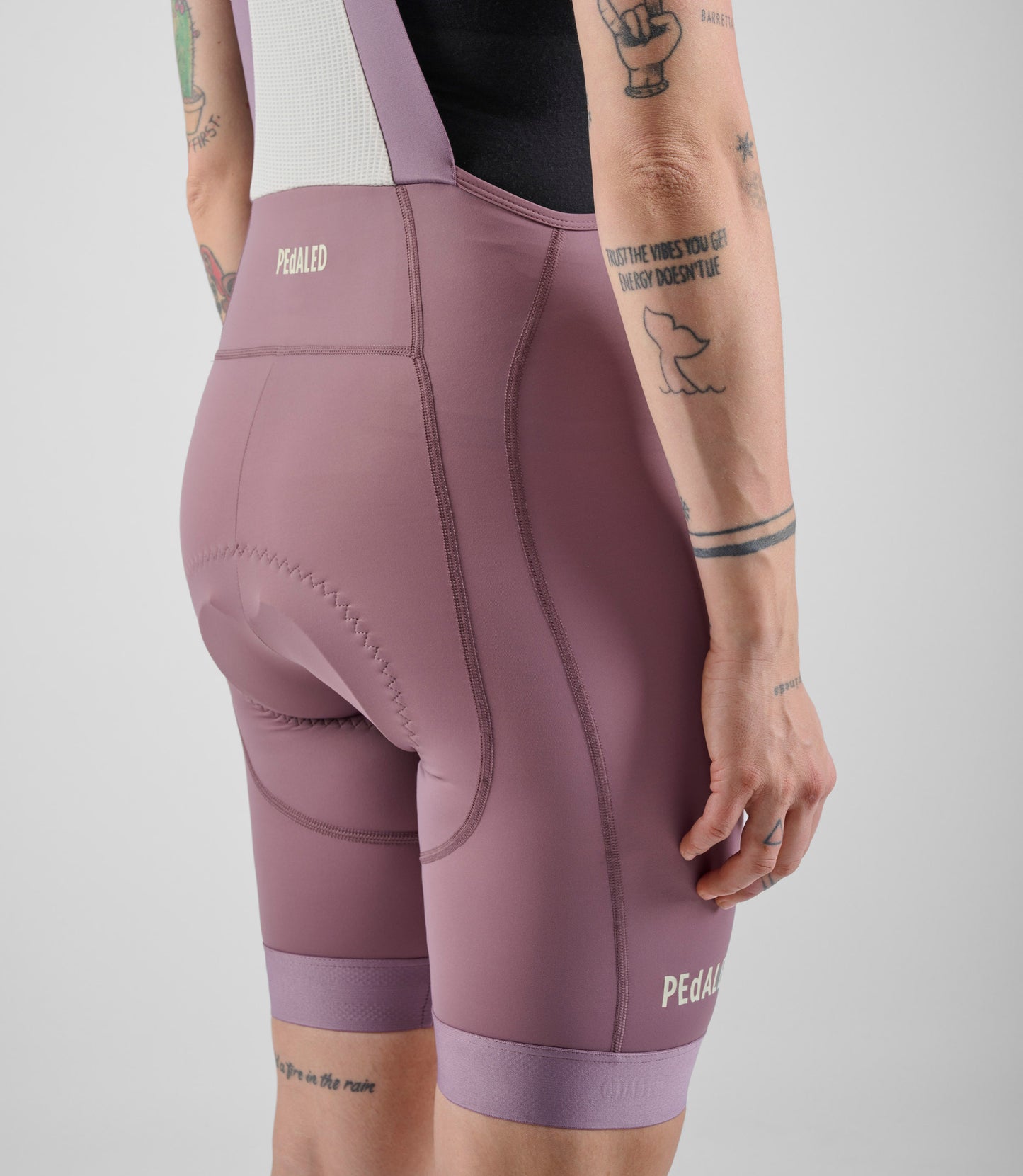 W4SBBEL0IPE_6_women cycling bibshorts element lilac back detail pedaled
