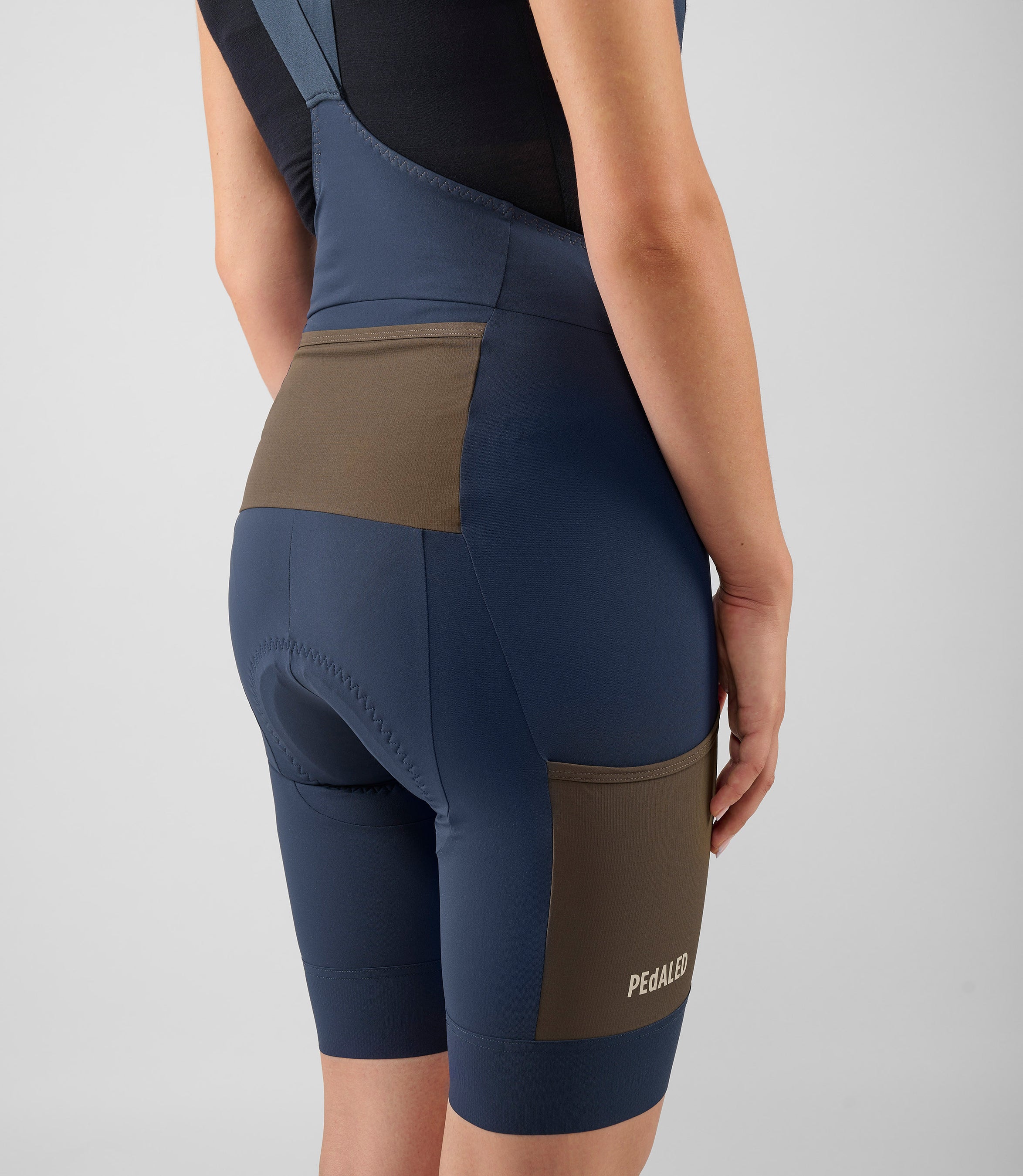 W4SBBOD74PE_7_women cycling cargo bib dark navy odyssey back pedaled