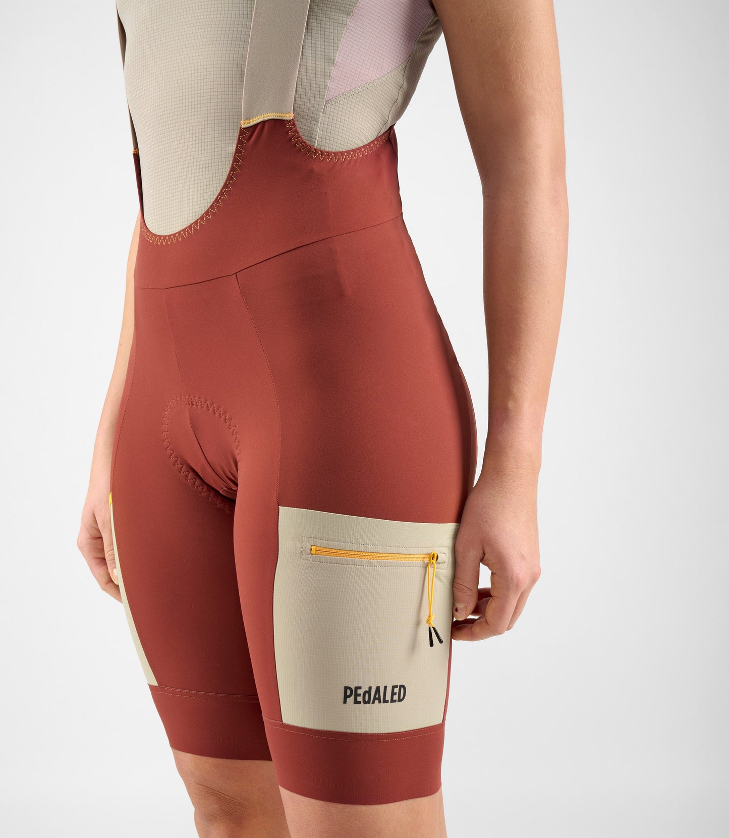 W4SBBOD75PE_6_women cycling cargo bibshort dark red odyssey right left pedaled