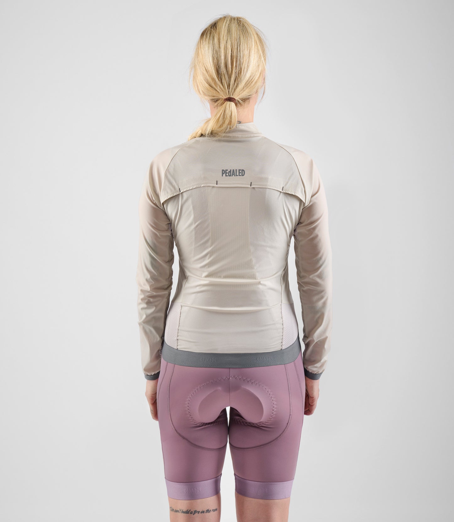 W4SJKEL04PE_4_women cycling windproof jacket beige element total body back pedaled