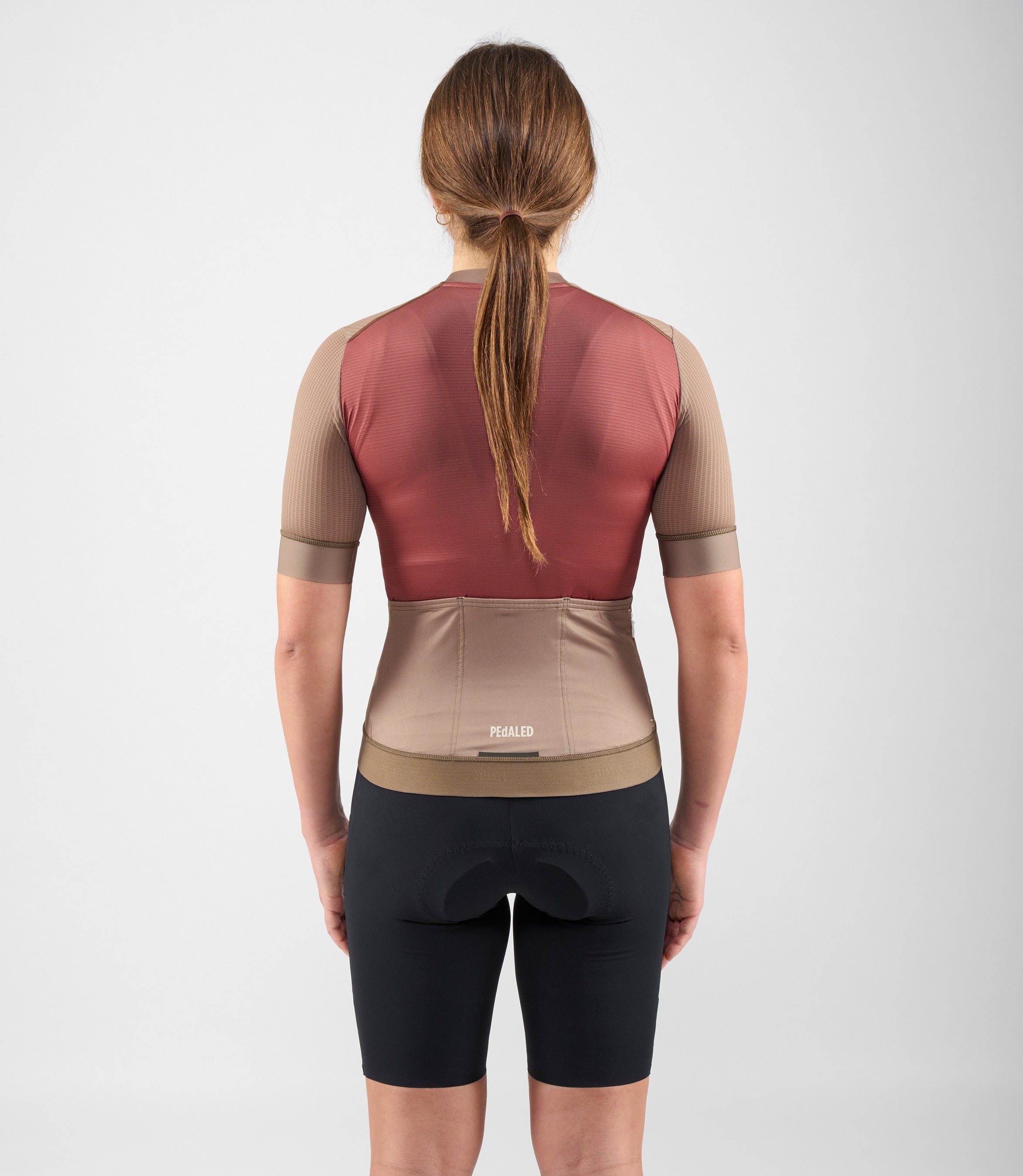W4SJSEL14PE_4_women cycling jersey element brown total body back pedaled