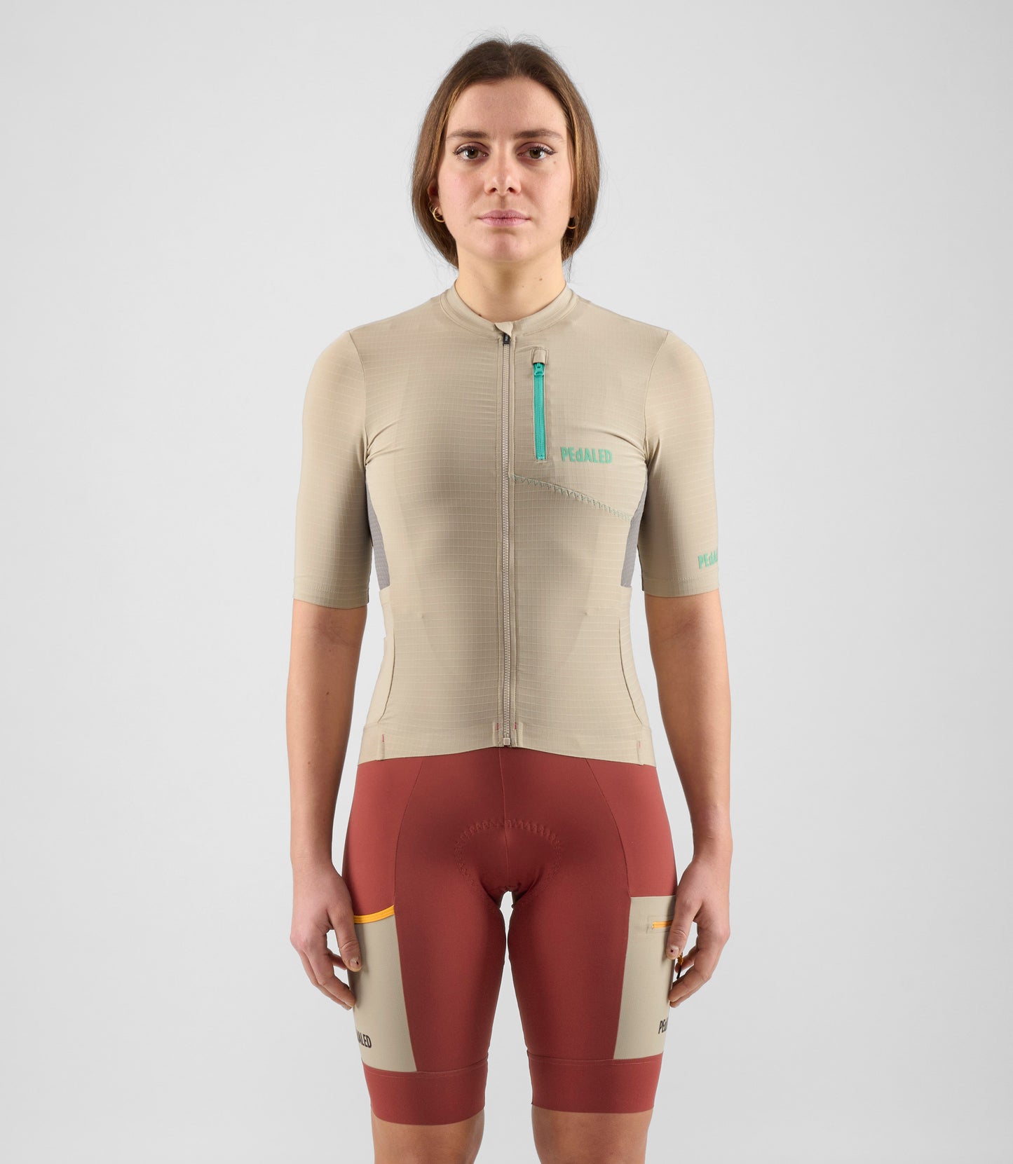 W4SJSOD04PE_3_women cycling cargo jersey beige odyssey total body front pedaled