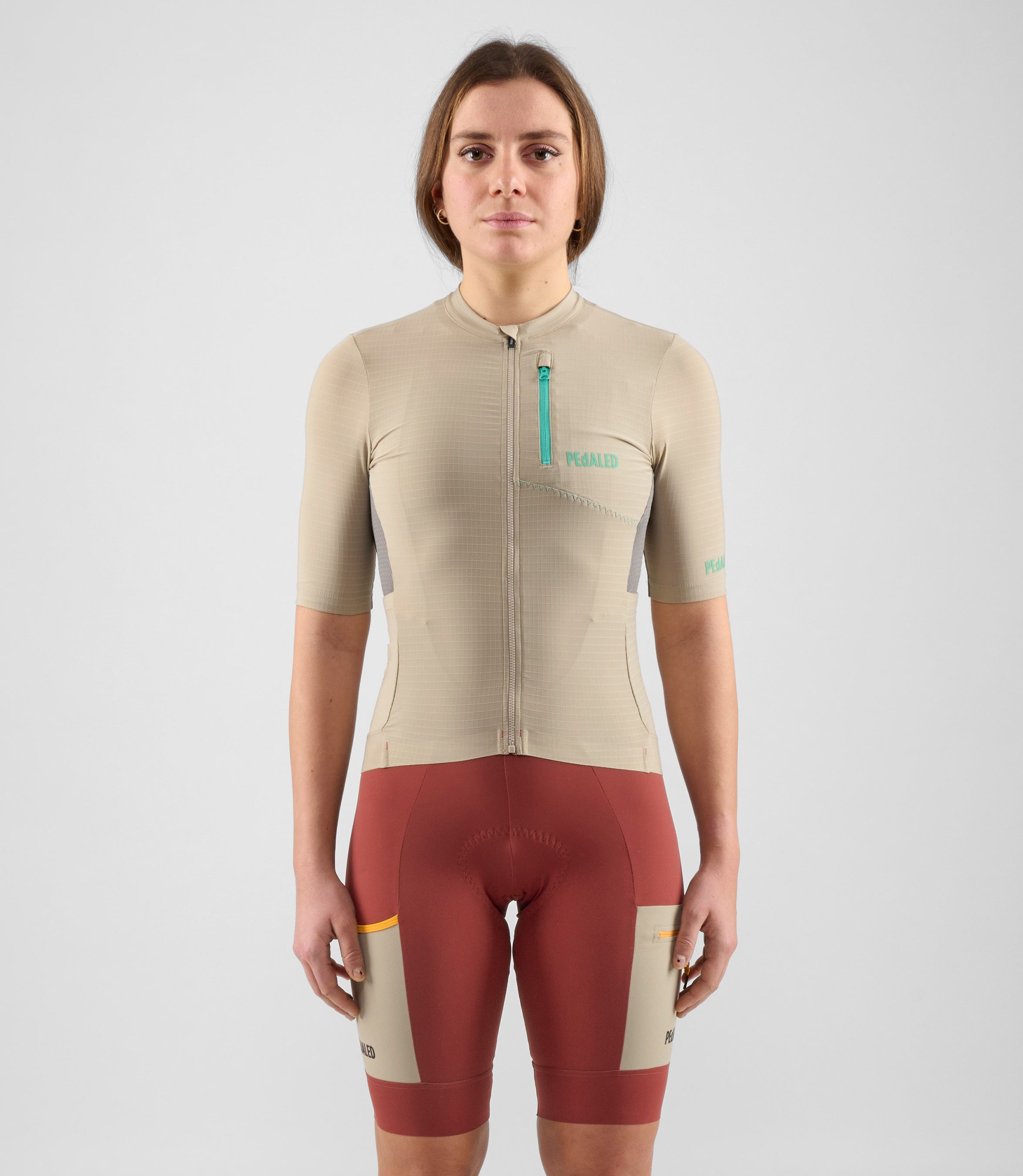 W4SJSOD04PE_3_women cycling cargo jersey beige odyssey total body front pedaled