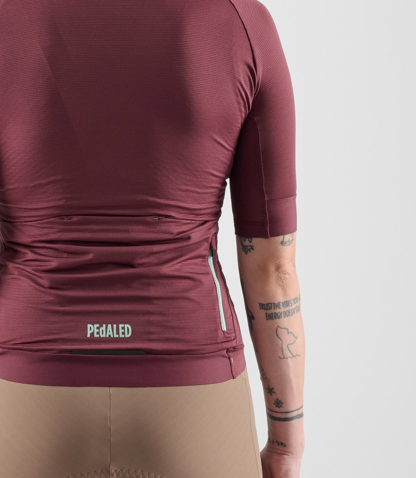 W4SLJEL26PE_8_cycling jersey lightweight women dark red element back pedaled