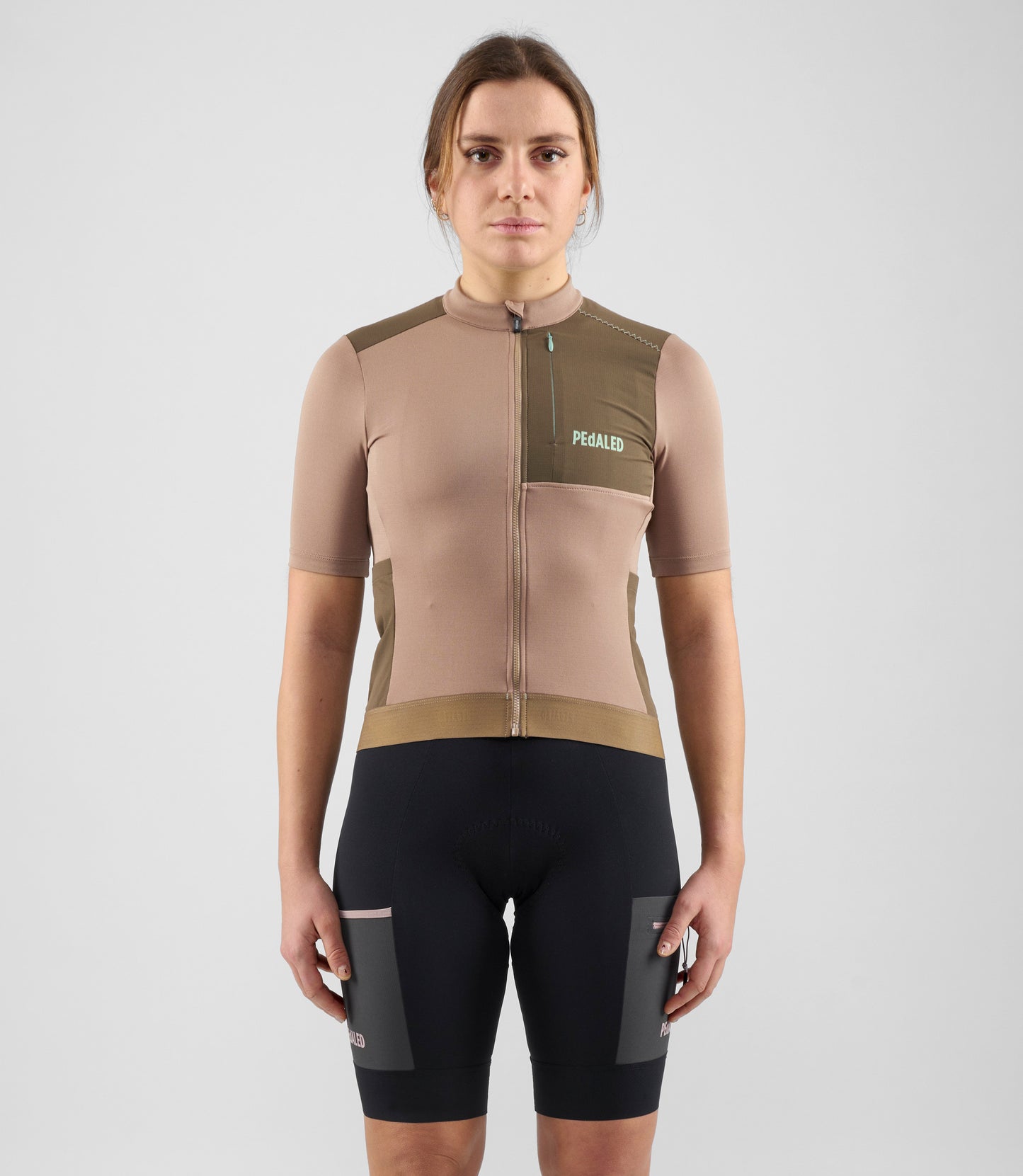 W4SMJOD14PE_3_women cycling merino jersey brown odyssey total body front pedaled